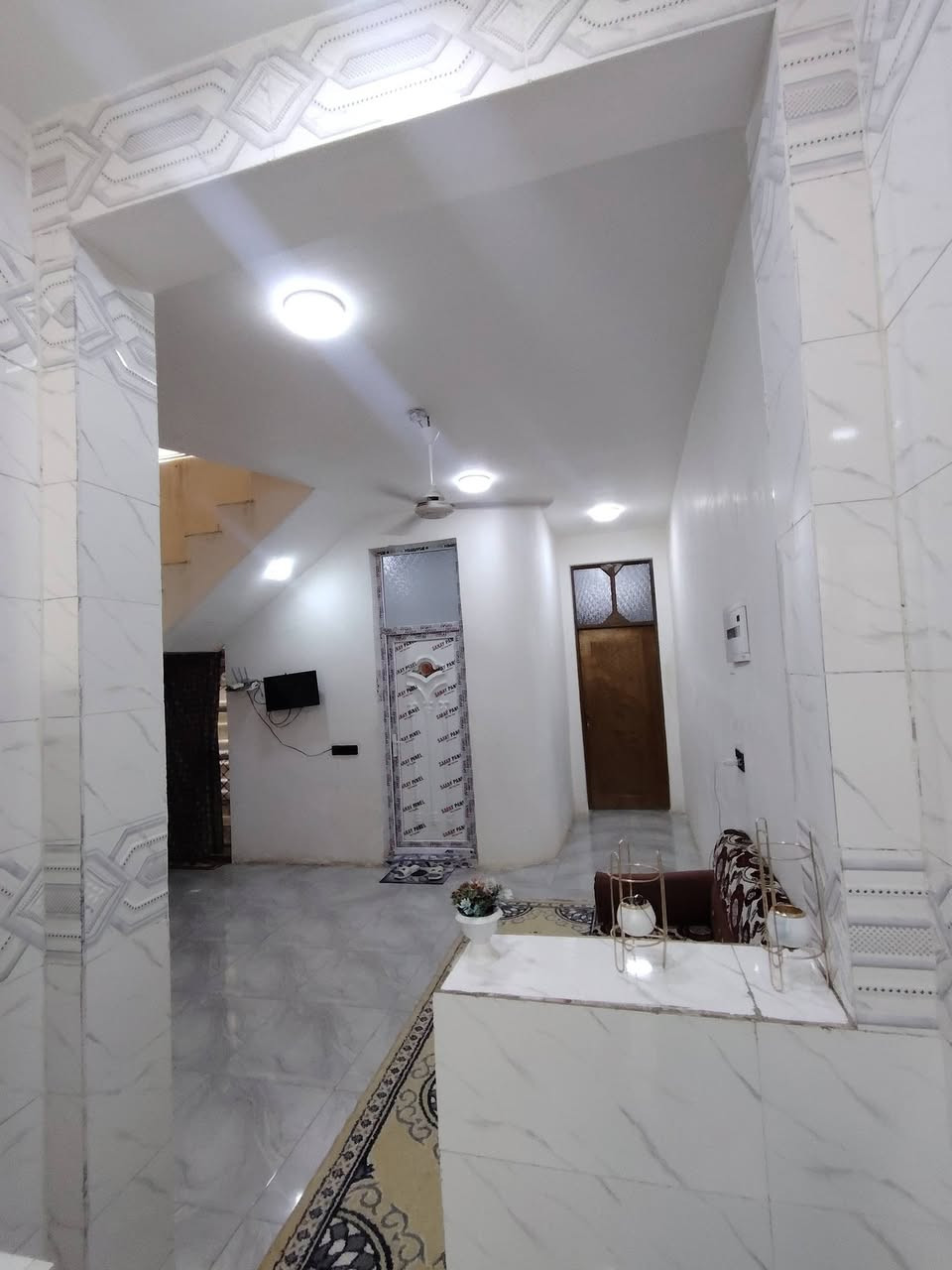 السلام عليكم دار طابو زراعي سند 25 مساحه 110 غرفه نوم وحده كامل بناء حديث شارع 9 امتار محيزم الرابعه قرب شارع 100 او شارع شريفه ع الجديد ***********
