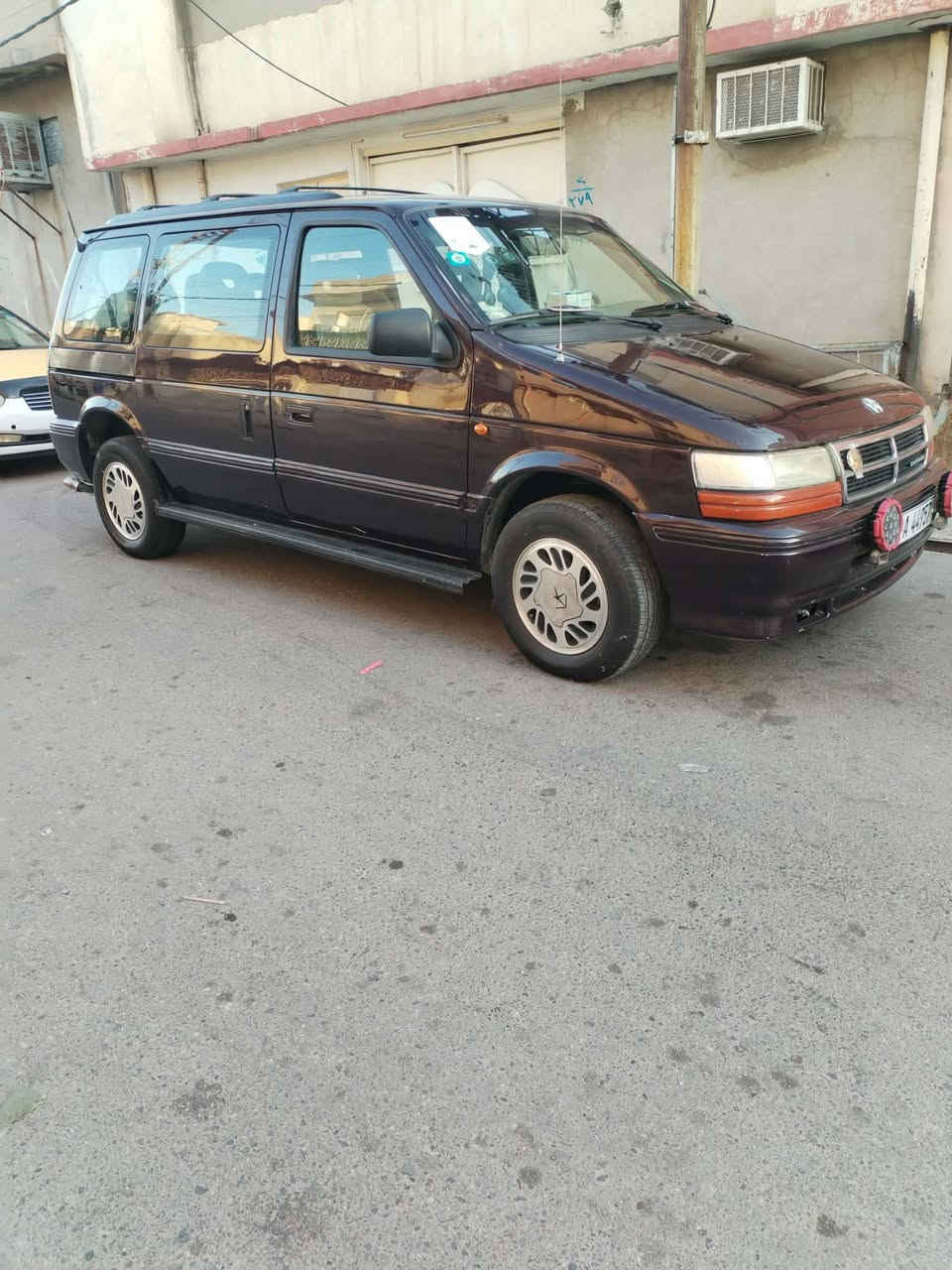 السلام عليكم ورحمة الله وبركاته سيارة كلايزر شاصي قصير موديل    95. محرك 3300 دوج بشرط.  وكير بشرط  دوشبول كله. شغال كشنات  سياحي داخل جديد باتري جديد اطارات جدد طخم الأمامي والخلفي جدد رقم إنكليزي ثاني يوم تحويل جامات كهرب السعر    45.  مجال بسيط الاتصال علي الرقم الموبايل.  ***********.
