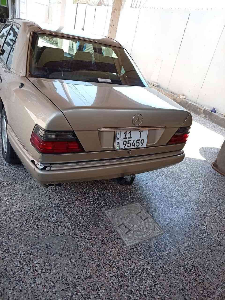 السلام عليكم 
مارسدس دب 
موديل 1990
كير محرك جدد 
رقم دولي سنويه 31 
السياره بسمي تحويل مباشر 
تبريد ثلج 
السياره جاهزه مناقصها اي شي بلاديه 
السعر 65
مكان السياره بغداد الشعب 
***********
