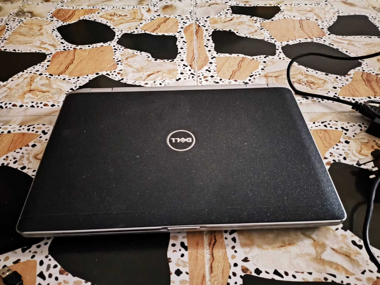 لابتوب Dell للبيع 170 الف فقط بي مجال حگ الجية للتواصل *********** 
Dell Latitude E6540
المعالج (CPU): Intel Core i5 (من الجيل الرابع vPro، يظهر شعار Intel Core i5 أسفل لوحة المفاتيح).
حجم الشاشة: 15.6 بوصة (تتضمن لوحة أرقام جانبية كاملة Numpad).
لوحة المفاتيح: كيبورد كامل مع أزرار التنقل (TrackPoint) بالمنتصف ولوحة أرقام جانبية.
نظام التشغيل: Windows 10
رام 8
