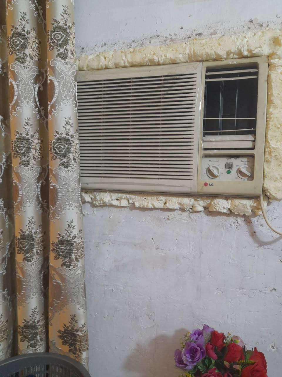 مكيف ال جي تبريده جيد بس الوجه شويه تعبان بسعر ١٧٥ طالبيه ***********
