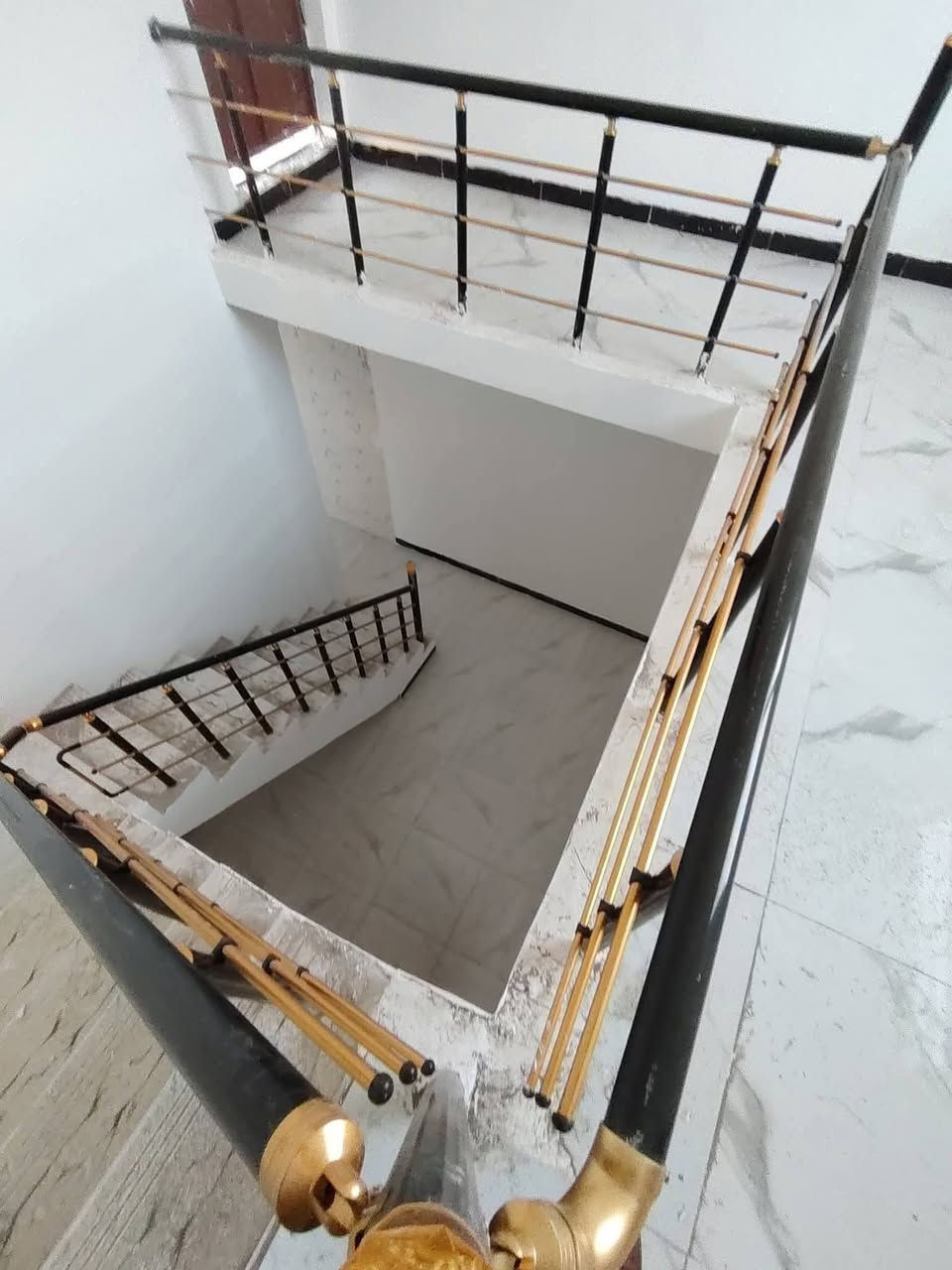 السلام عليكم دار سكن للبيع ركن البناء حديث درجة أولى غير مسكون في الكوت منطقة حي الحكيم نزلة عميد جادر بالقرب من المدارس مساحتة 100م البناء طابوق درجة اولى والسقف صب مسلح والارضية سيراميك ويتكون من غرفة وصالة واستقبال ومطبخ وصحيات داخلية وخارجية ومرقم من قبل البلدية السعر 42 وبي مجال الاستفسار الاتصال على هذا الرقم ***********
