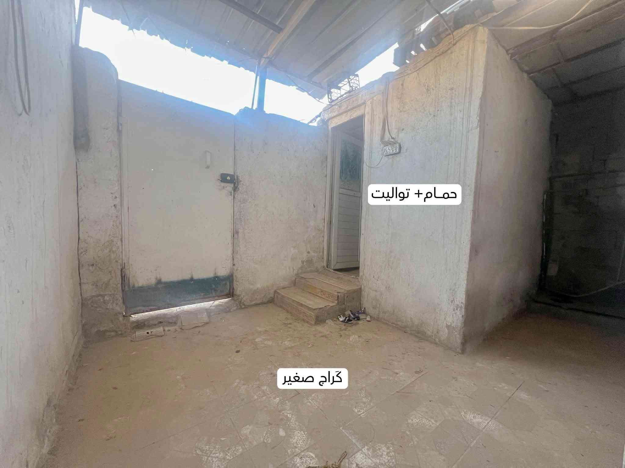 السلام عليكم ورحمة الله 

دار طابقين للبيع في منطقة كرفانات الشعلة الواقعة تحت جسر سريع الشعلة مجاور منطقة الاساتذة مساحة 80 متر بسعر مناسب جداً

يتكون الدار من الطابق الاول
گراج صغير
حمام + تواليت 
استقبال
هول
مطبخ

الطابق الثاني
غرفة نوم كبيرة
غرفة نوم صغيرة ومن عندها باب الى السطح

الدار كامل كهرباء ماء مجاري
نقص الدار صبغ وبعض الترتيبات الصغيرة

التواصل على *********** متوفر واتساب

نص مكتوب في الصور:
- المطبخ
- غرفة 1
- غرفة 2
- الهول
- حمام+ تواليت
- كراج صغير
