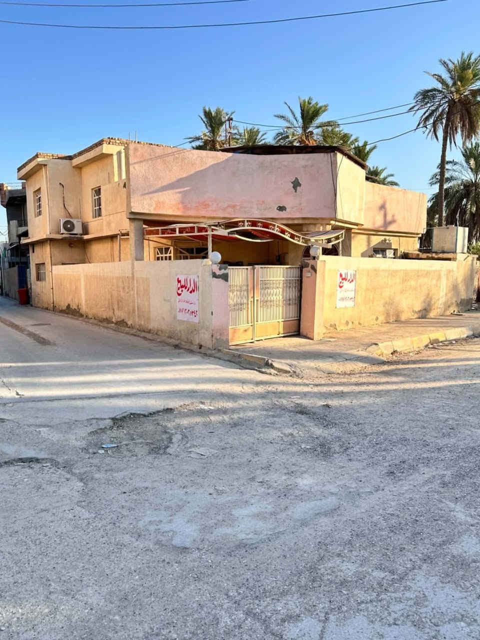 دار للبيع
المساحة : 200 م 
جنس العقار : طابو زراعي 
الموقع : باب الخان 

الطابق الاول : 
-هول 
-استقبال 
-مطبخ
-غرفة نوم 
-صحيات 

الطابق الثاني : 
-غرفتين نوم 
-سطح كبير 

للإستفسار : 
***********
