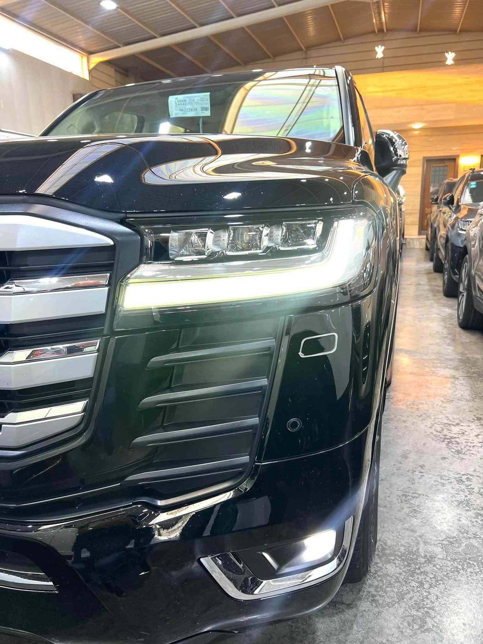السلام عليكم
تويوتا لآندكروز 2022 VX SAS  ضمان تويوتا العراق اسود 
سلايت وبصمه وتشغيل عن بعد
شاشه كبيره وكامرا شاشات 3 وتطبيق
باب خلفي كهرباء وهاند بريك كهرباء
كشن جلد وكهرباء وتبريد كامل 
حساس امامي وخلفي ورساله ترحيب 
خمس بصمات وشاحن واير ليس وشاشات خلفيه 
سستم سماعات GBL ولايت 3 عدسات ولد  
مغلفه PPF قبل شهرين الضمان
ماشيه 58000 الف KM  
رقم بغداد تحويل مباشر   
كرسي خزن الوضع ميمري
وباقي المواصفات المعروفه 
السياره جديده مع الملحفات
السعر 65000 
***********
***********
