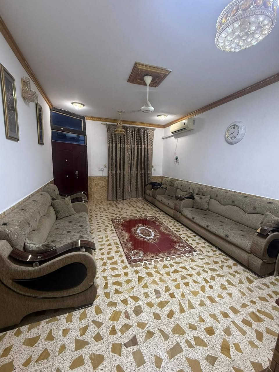 سلام عليكم غراض للبيع تفاصيل كلها موجوده عندك استفسار تواصل ويايه ع رقم *********** بي واتساب
القنفات ب250 وبيها مجال 
البوفيه 125 
الثريات الوحده ع  15 وبيها مجال واذا اثنينها ب25 
والغرفه كلها ب250( كنتور وجريابه بس تخت وكومديات وزاويا )
ميز تواليت وحد ب25 
وكنتور وحد 4 بوب ب75 
وتنور ب30 
المكيفات اثنين  الواحد ب100 شغاله 
والمبرده ب50
جربايه تريد صورها راسلني

