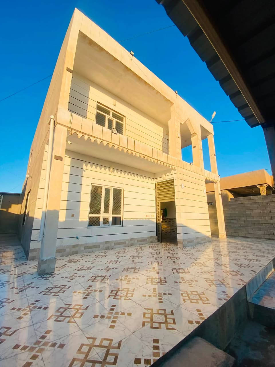 🏡 للبيع – منزل حديث البناء جاهز للسكن
📐 مساحة الأرض: 600 م²
يضم المنزل:
• ربعة واسعة (7×5 م)
• هول (4×4 م)
• غرفتين نوم بمساحة (4×4 م) و(5×4 م)
• صالة مريحة (6×4 م)
• مطبخ داخلي كبير (7×4 م)
• مطبخ خارجي ومخزن
• مجمع صحيات (3×3 م)
• غرفة في الطابق الثاني (7×5 م)
• بيتونة بمساحة (6×4 م)
✨ مميزات إضافية:
✔ أرضيات بورسلين فاخرة
✔ سقوف درجة أولى
✔ المنزل مسيّج بالكامل
✔ بناء حديث ومكتمل، والنقص الوحيد هو سقوف البيتونة فقط.
💰 السعر: 65 مليون دينار.
📍العلم_شارع العم حامد الشباط الشمري 
للاستفسار والتفاصيل:
النخبة للتسويق العقاري
📞 ***********
