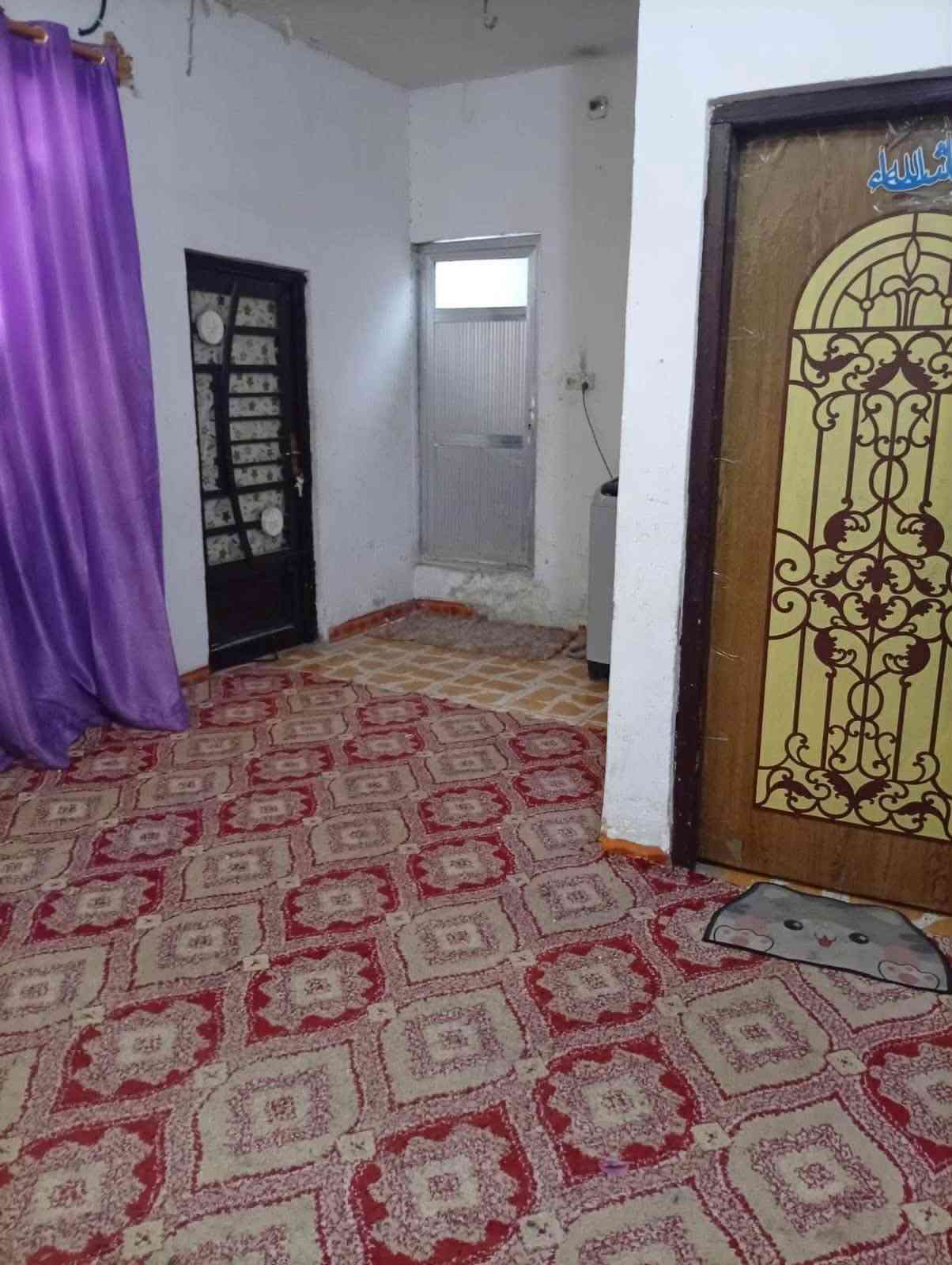 السلام عليكم بيت للبيع بكربلاء شارع ابو طالب نهايته البيت طابو صرف سند (25)البيت طابوك طابقين  سند (25) البيت بي ست غرف وصاله وستقبال وصحيات العدد ثلاثه  قريب علي المدارس وسوك وكلشي متوفر يمه وعن الامام كيلوين واكثر شي نروح مشي  وسعره البيت (220)وبي مجال الشراي يخابر  ع هذا رقم مساحت البيت (150) متر(***********)
