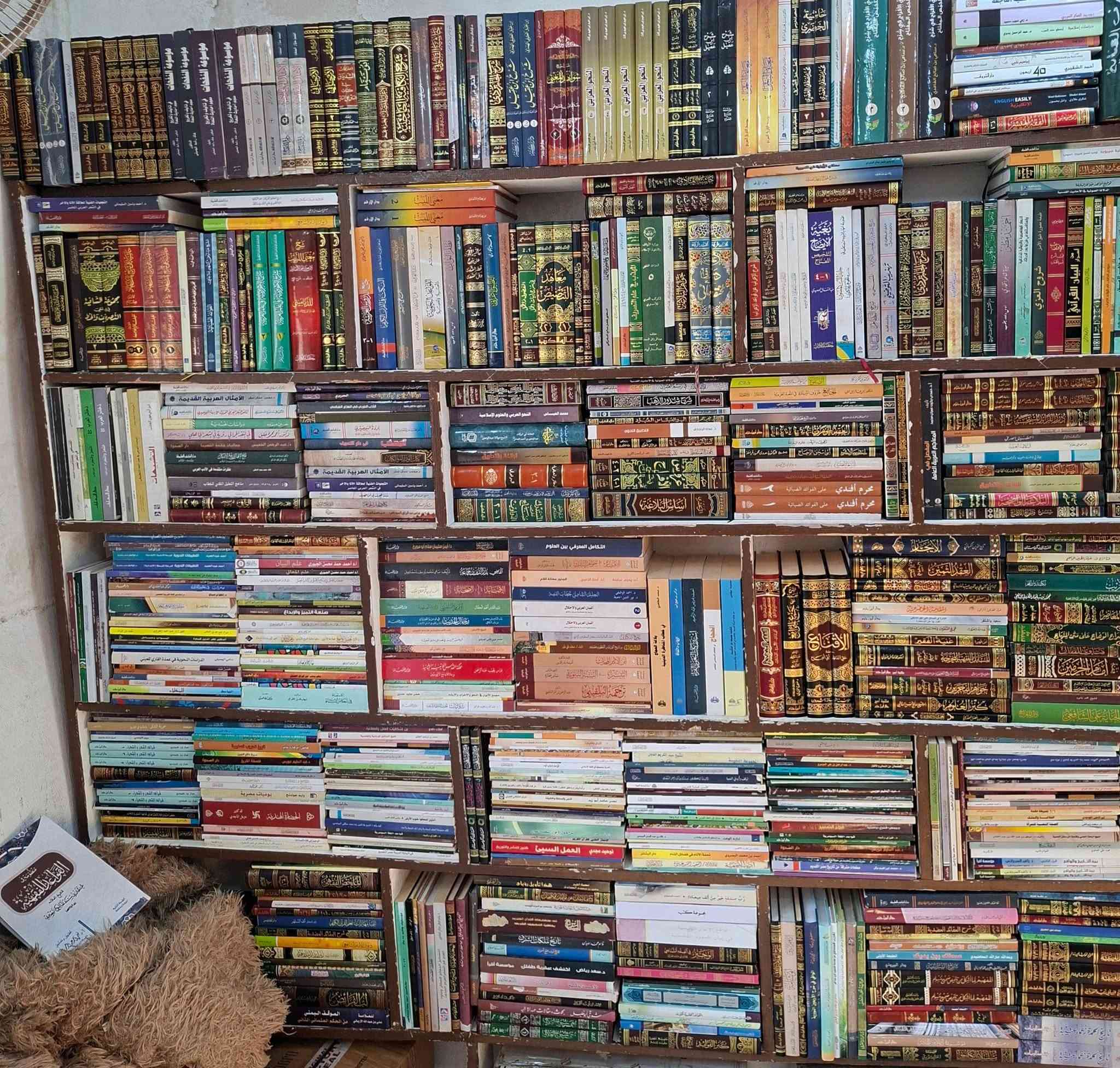 تصفية مكتبة،  تحتوي كتب على 1450 كتاب مجلد و700كتاب ورقي وحجم صغير ، فيها كتب الحديث النبوي والفقه واللغة والنحو والعقيدة و التفسير والتاريخ واصول الفقه والتصوف 
وعلم المنطق وكتب متنوعة ،مكتبة عبدالله علي مراد كركوك خان القلعة للطلب والاستفسار الاتصال على رقم ***********
