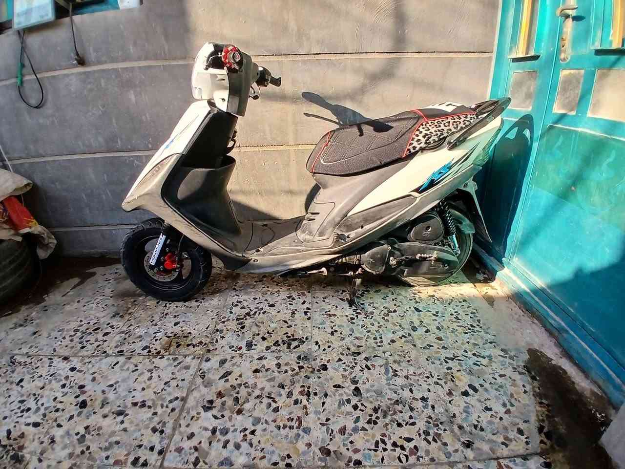 السلام عليكم 
ماكس عدله للبيع.كفاله عامه ختم ما مفتوحه بيها تزويد خفيف كشن سبايدر كاربون فايبر يدات لد مازده ودات اشاير سلف رياضي كلشي شغال هورن لايت اشاير بك لايت الدراجه ما بيها اي نقص كامله من كلشي فقط ملاحضات بسيطه على الكفر الامامي فقط 
سعر الدراجه 800 الف وبيها مجال 
العنوان:  بغداد قرب جزيره بغداد السياحيه 
الرقم: ***********
