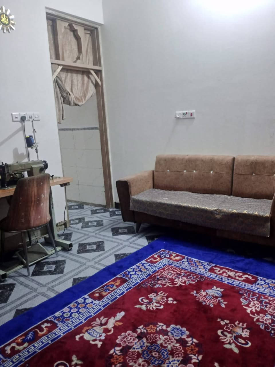 بيت للبيع 100 متر 5×20 بناء حديث زراعي اقرار محكمة يحتوي على استقبال مفتوحه على الصاله وصاله ومطبخ وغرفة نوم وحمام كبير وتواليت خارجي وبيتونه كبيره جدا نهايه مقاطعه 9/2َ السعر ٨٥ بيه مجال بسيط للاتصال *********** يرهم مراوس باقل حسب الاتفاق
