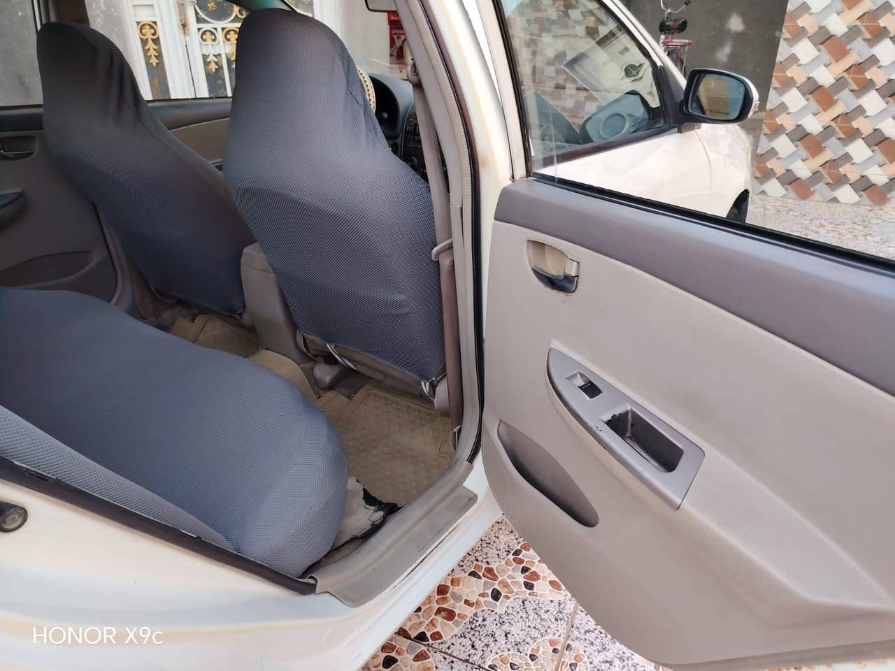 BYD موديل ٢٠١٣ رقم ذي قار ألماني بأسم صديقي تحويل مباشر
السياره مكفوله كفاله عامه من الضربه والتبديل والفتح

بيها فقط رشات جدآ بسيطه أثر لكَط خياسات سياره حيل نضيفه مكينه وكير شرط الفحص لاتبخير ولاتنقيص ماشيه ١٩٠ الف تخم تاير جديد حتى السبير دواخل كلش جديده السياره فول مواصفات وكلشي بيها شغال ريمونت سنتر لوك شغال منضومة زنون بصمة تشغيل + بصمات أبواب  حداديه جديده  فقط نقصها كمبريسر التبريد

ترايها يخبل سلايد روف شغال السعر ٤٥ وبيها مجال والشراي يدلل للإستفسار اتصل على الرقم *********** مكاني ناصريه حي الشموخ

نص مكتوب في الصور:
- HONOR X9c