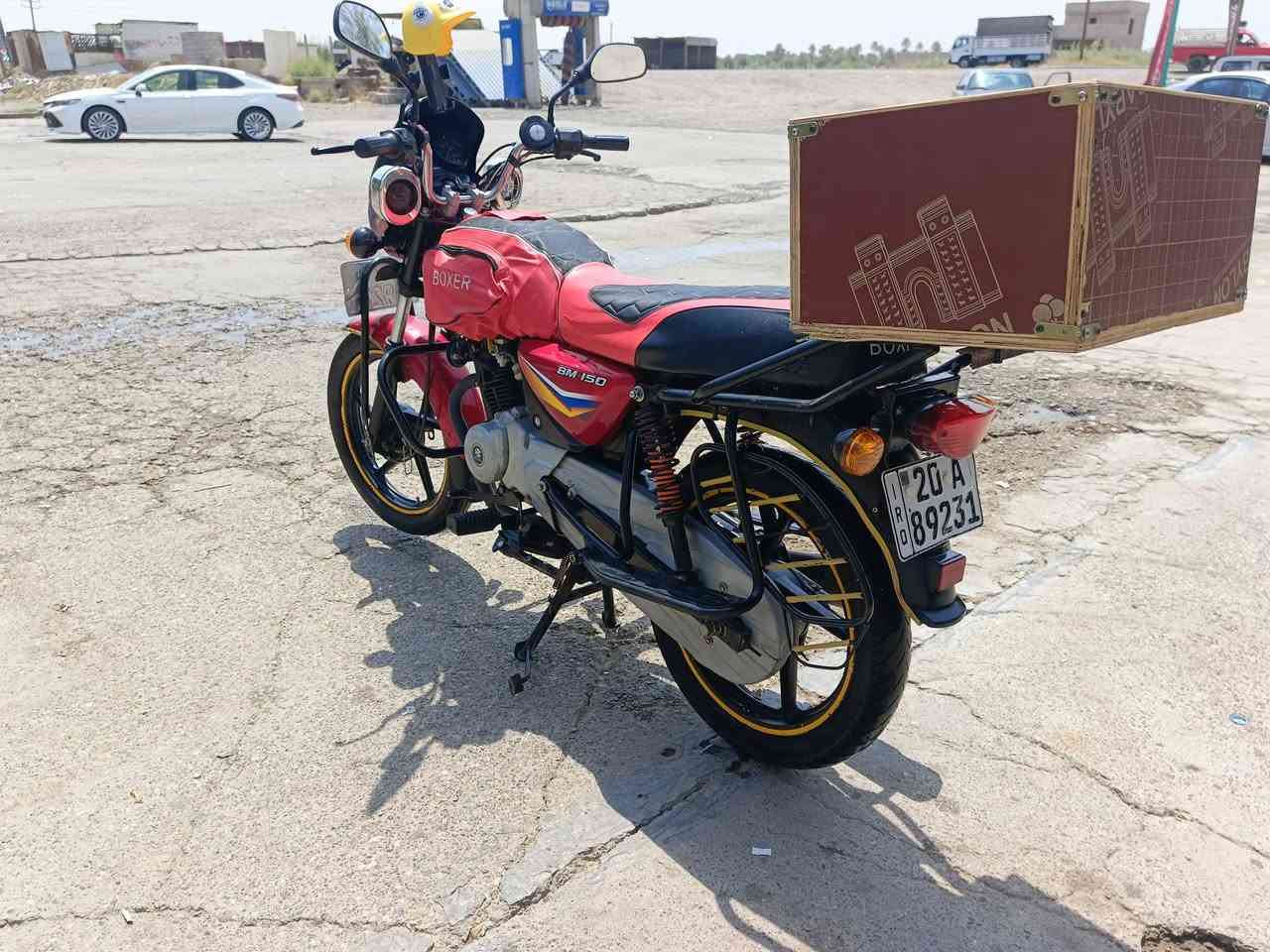سلام عليكم دراجه للبيع  بوكسر نوع كلاسك 2021 دراجه مرقمه لوحتين انكليزي تحويل ثاني يوم  خير من الله مال جناي اي نقص مابيها شوفت عينك مكينه مامفتوحه تجي وتفحص بيدك دراجه كامله مكمله كلشي مايحتاج لها المو شراي لا يوصل ويتعبني خاص مامتواجد العنوان ديالى شهربان 
هاتف ***********
