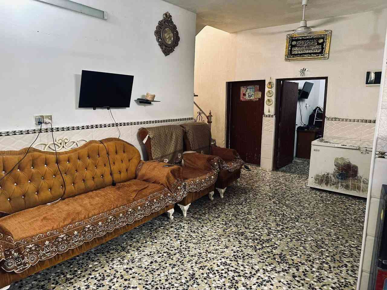 للعقار الحافظي 
السلام عليكم بيت المساحة 150متر للبيع يحتوي على 
ستقبال 

مطبخ

صاله

غرف نوم عدد 3 ثنين جوة+ وحدة فوك 

صحيات خارجيه + داخليه + مخزن خارجي 

ملاحضه البيت عالي على الشارع بايتين 

جميع الخدمات متوفره وطنيه + ماء حلو + مجاري او 
فقط التبليط ان شاء الله ما ضل شي ويدخل الجهد الخدمي ايكمل 

الموقع البيت منطقة البلديات محله 746 حي الزهراء ال 150 شارع اسواق السيد موقع البيت حلو الفرع 15 كلش جبير مثل ما موضح بالمنشور 
للستفسار التصال ***********

السعر اول التعليق 

@إشارة
