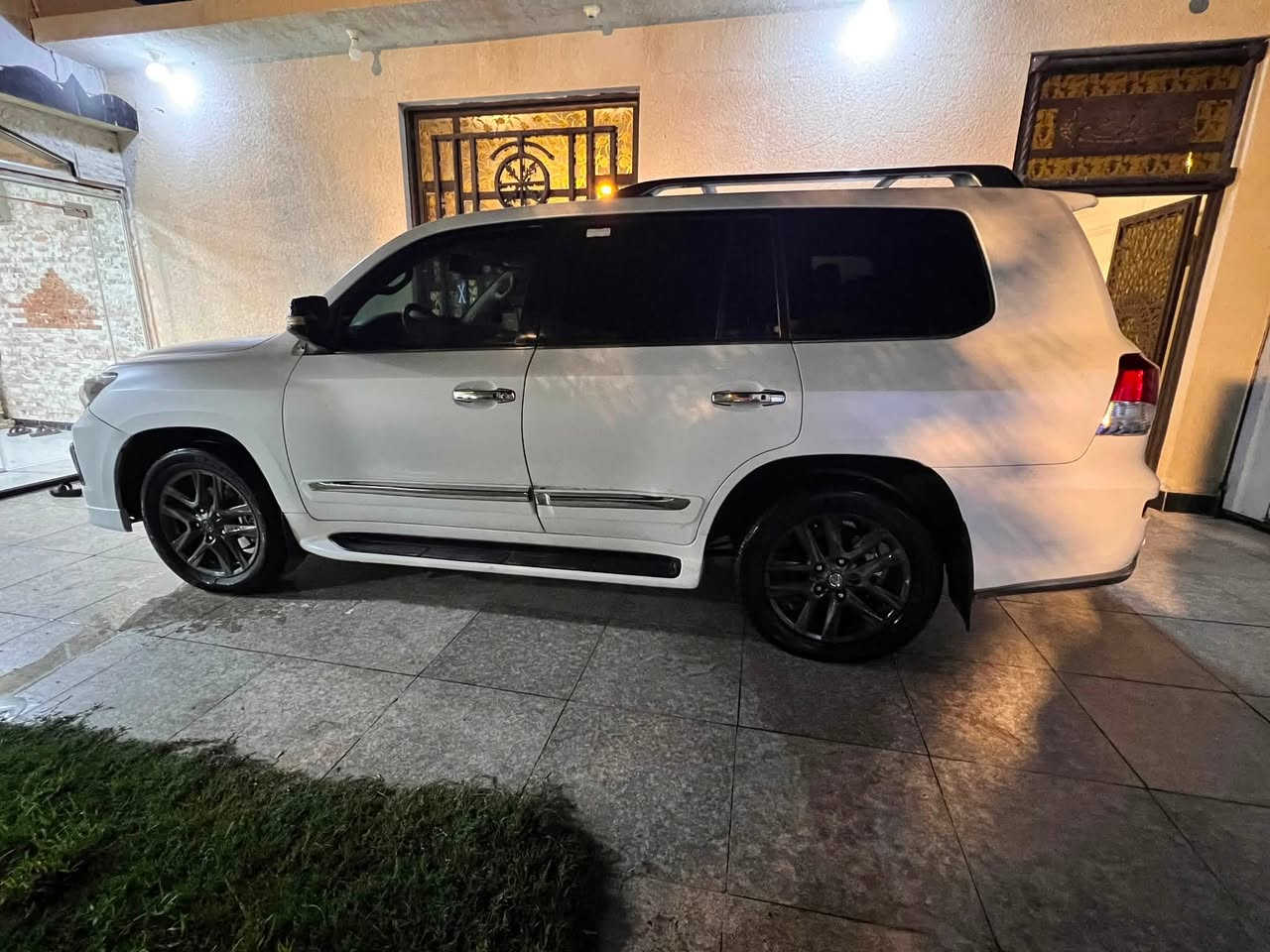 لكزس بسعر( 240  ورقة )موديل 2010 رقم بغداد بأسمنه
مصبوغة عام كفالة من الكلبه 
مغلفة نانو  حماية  ((بي بي أف ابيض طافي ))

نظيفة السيارة من كلشي 

مكانها البصرة 
***********
