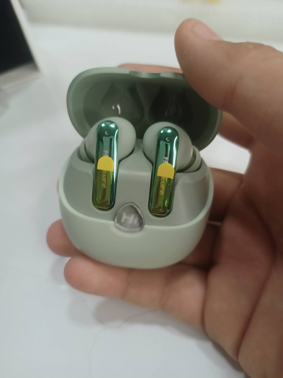 سماعه الاذن بلوعوث (ايربوت)
مميزات السماعه *
تقنية عزل الضوضاء (4MIC ENC): تحتوي على 4 ميكروفونات مدمجة مزودة بتقنية إلغاء الضوضاء البيئية 
(ENC)، مما يضمن لك إجراء مكالمات واضحة

عمر بطارية طويل: توفر السماعة وقت تشغيل يصل إلى 35 ساعة (مع علبة الشحن)، مما يجعلها مناسبة للاستخدام الطويل خلال اليوم

تتميز بتصميم مريح للأذن (Comfort Fit) لضمان الراحة عند الارتداء لفترات طويلة. 

تحمل تصنيف IPX5 لمقاومة الماء والعرق، مما يجعلها مناسبة للتمارين الرياضية والاستخدام في ظروف متنوعة

تحكم باللمس: تدعم السماعة أدوات تحكم باللمس تتيح لك تشغيل/إيقاف الموسيقى، الانتقال بين المسارات، الرد على المكالمات، وتفعيل المساعد الصوتي بسهولة.

اتصال لاسلكي متطور: تدعم تقنية Bluetooth 5.3، التي توفر اتصالاً أكثر استقراراً وسرعة في الاقتران مع تقليل التداخل

سعر  (25)فقط
يتوفر توصيل

للطلب واتساب رقم ***********
