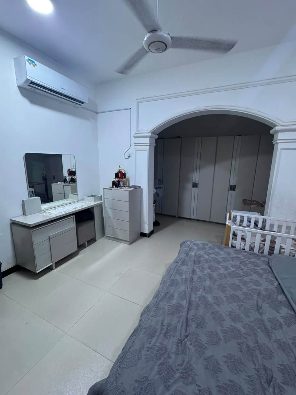 🔶#بيت_في_مجمع_الدوح_السكني
  🏠 المساحة 250 متر طابق واحد 
🏠البيت كلش متعوب عليه حر غير مطلوب 
       لاي مصرف 
🏠 مكتب خالد للعقارات / الحيدرية / شارع 
      المحافظة  /قرب افران العامل
☎️ ***********
     ***********
