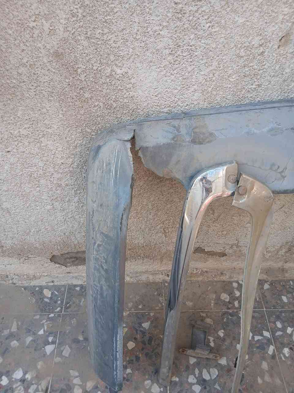 دعايه خلفيه مارسدس جامبوا وارد نظيفه جدا والدعاميه الثانيه هم خلفيه تعبانه مال تفصيخ نقص بيه النيكل الطويله وبراكيت كاش نضيف وليه كسر مثل ما وضح بالصوره وعندي ترايش بيبان الخلفيه باب طويله والاماميه باب قصيره للبع الي يحتاج يختبرني واني بالخدمه م *********** بغداد
