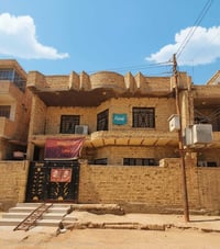 دار للبيع حي الخضراء قرب  مسابح كرين لاند وخلف المستوصف الصحي والمدارس...