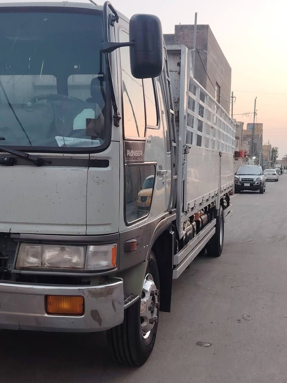 هينو طيره ٧٠ عادي جاهزه لعمل ٦وربع *********** تخم تاير سبرنكات اربعه دوشمه جديده
