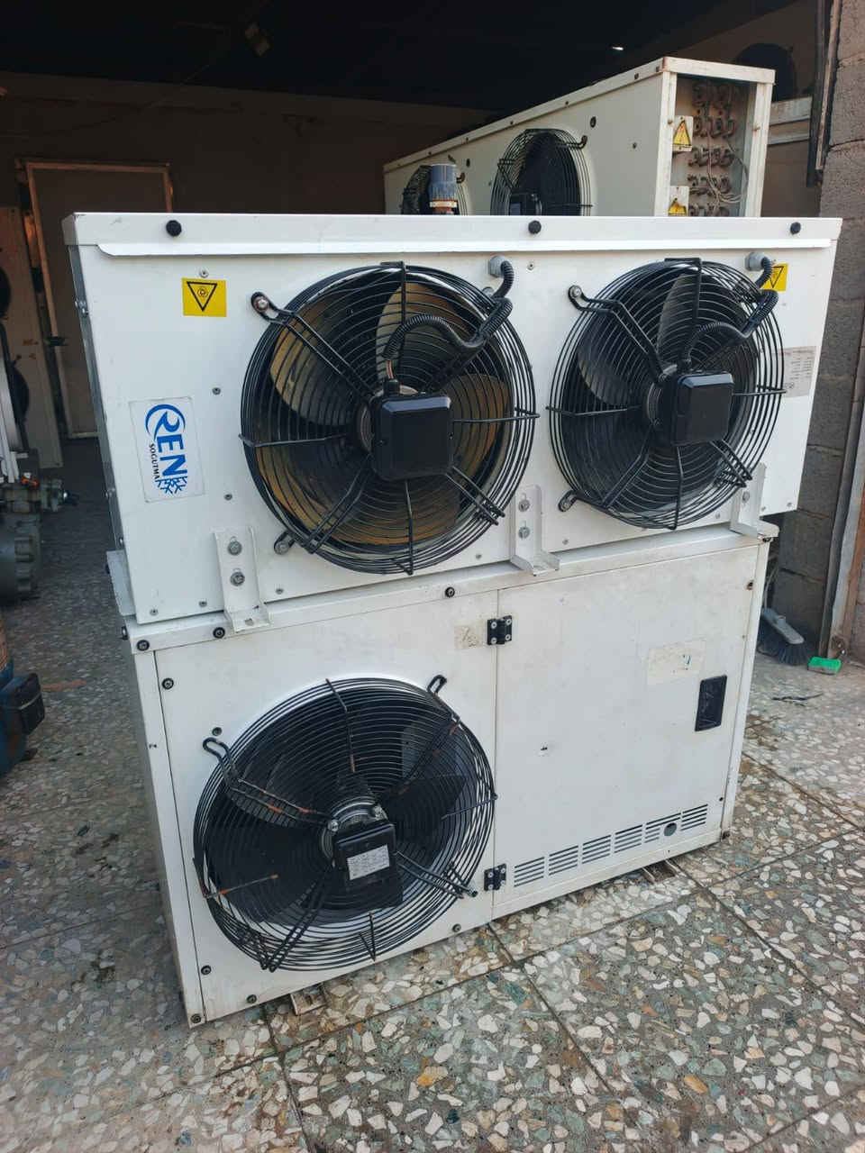 سلام عليكم البيع جهاز تجميد وتبريد طن3 جهاز كامل نضافة عالية جدا عنواني بغداد الستفسار ***********
