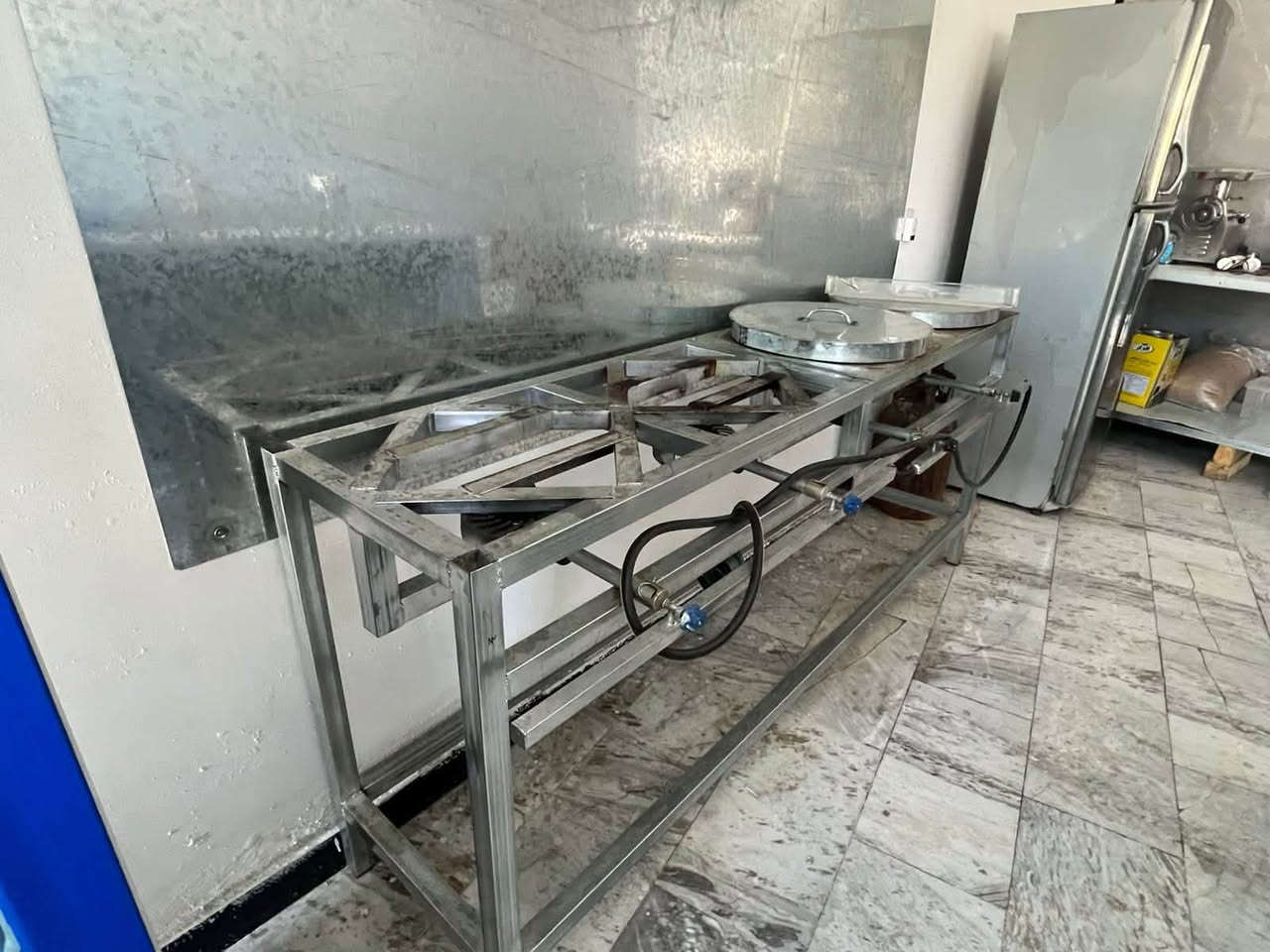 السلام عليكم
عدنا غراض مطعم معروض للبيع شرط الشراء جميع ماهو موجود داخل المنشور والسبب لعدم التفرغ للعمل 

دكت حجم كبير 

ثلاجة وسط 

طباخ ٤ عيون 

مثرامة 

قاطعه باكستانيه 

ميز طابقين مع السنك 

ميزين حجم صغير والثاني كبير ايضاً طابقين 

بنكات عدد 2 

وجود معدات كثيرة للطبخ يعني مطعم متاكمل 

ب6ملايين أخذتهن يوم واحد استخدام كلهن جدد أريدهن ب3ملايين للشراء فقط رجاءً 

العنوان بغداد / شيخ عمر 

***********
