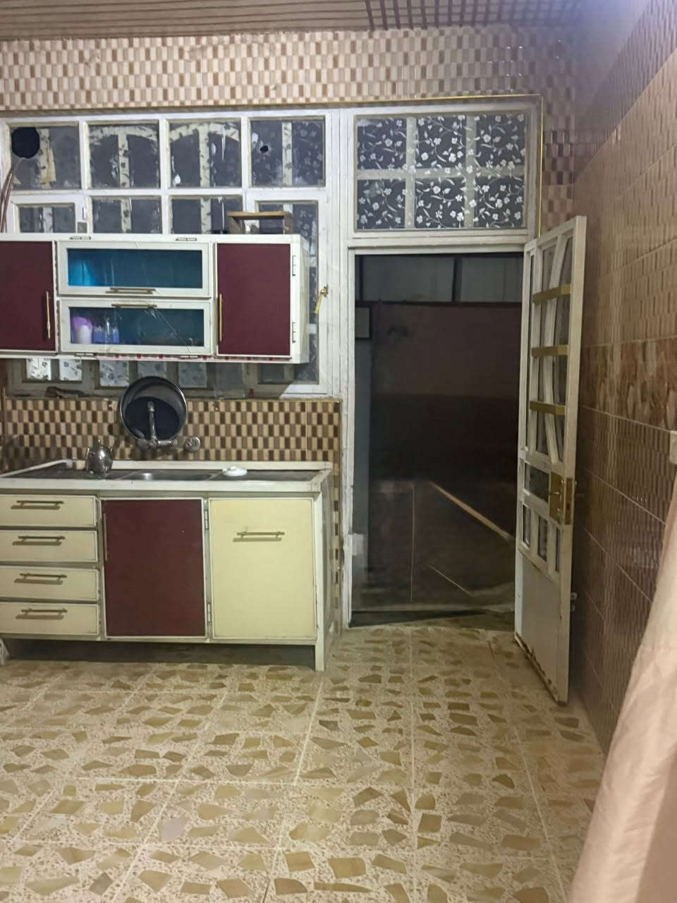 دار للبيع مساحته ٢٠٠ متر طابو زراعي سند ٢٥ طابقين يحتوي الطابق الاول على غرفتين نوم وصالة واستقبال ومطبخ وصحيات والطابق الثاني يحتوي على ٣ غرف نوم وحمام بهرز شارع البنادره الاستفسار *********** او مراجعة مكتب الملاك للعقار
