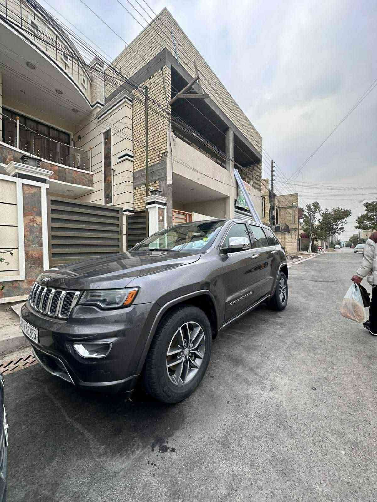 🚗 **جيب غراند شيروكي (Jeep Grand Cherokee) - موديل 2017** 🚗
**المواصفات والتفاصيل:**
 * **الفئة:** ليمتد (Limited).
 * **الموديل:** 2017.
 * **اللون:** رمادي غامق (ماوس).
 * **الرقم:** بغداد (مشروع وطني / ألماني) جاهزة للتحويل.
 * **مكان السيارة:** بغداد.
 * **رقم الشاصي (VIN):** 1C4RJEBG7HC960051
**تفاصيل الحادث والحالة:**
 * **الحادث:** حادث سرقة من أمريكا.
 * **الضرر والصبغ:** صبغ بنيد فقط من أمريكا.
 * **الحالة الفنية:** السيارة مصلحة وجاهزة وبأفضل حال، محرك وجير وبودي بشرط الفحص.
💵 **البيع أو المراوس:**
 * للبيع cash أو مراوس حسب القناعة.
📞 **للتواصل والاستفسار:**
[***********] تاهو جارجر فرق موجود

نص مكتوب في الصور:
- ١١:٣٣ منشور Ibrahem > أعجبني تعليق مشاركة 2017 JEEP Grand Cherokee VIN 1C4RJEBG7HC960051 APPROVED NMVTIS DATA PROVIDER BLOCKCHAIN CONFIRMED DATA تنزيل التقرير Share أعجبني تعليق مشاركة