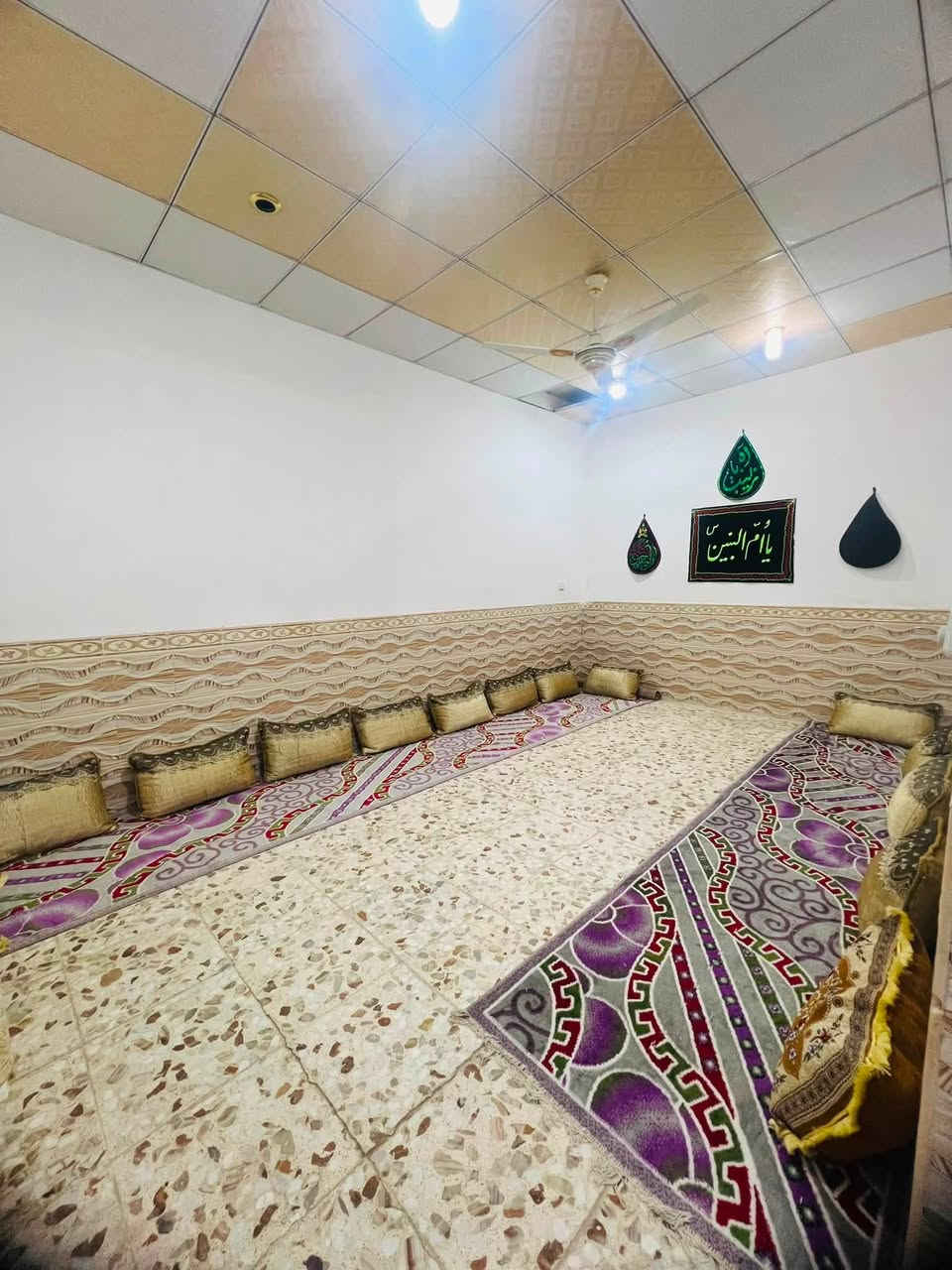 دار للبيع 100 متر مربع واجه 7 سند 25 طابقين الطابق الاول يحتوي على استقبال ومطبخ وصاله وغرفه وتخاريج داخليه وخارجيه الطابق الثاني يحتوي على غرفتين سيراميك وكاشي البيت نظيف السعر 45 العنوان شارع المطار نهايه شارع الشفلات ***********
