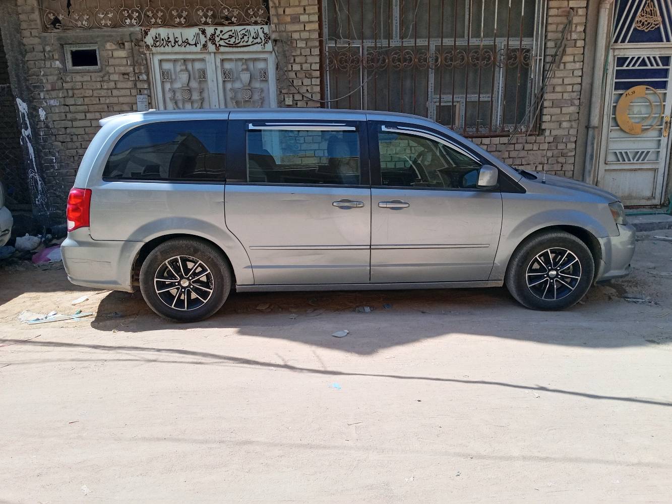 سيارة رائعة و مميزة و يمكن الأعتماد عليها في سفر ومريحة جدا في السفرات الطويلة بين الدول