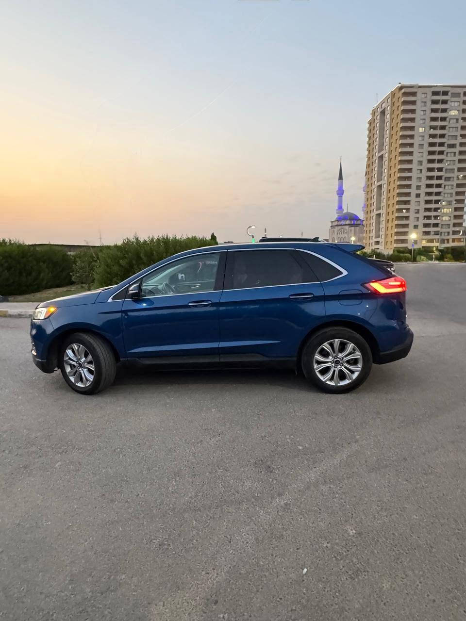 🔥 للبيع: فورد إيدج تيتانيوم (Ford Edge Titanium) موديل 2023 🔥
📌 التفاصيل العامة:
النوع: فورد إيدج (Ford Edge)
الفئة: Titanium (تيتانيوم - أعلى فئة)
الموديل: 2023
اللون: أزرق ملوكي مميز
العداد: 28,500 ميل فقط
✨ حالة السيارة:
البودي / الصبغ: صبغ باب خلفي جهة اليمين فقط.
الجاهزية: بقية السيارة مكفولة بشرط الفحص وبحالة ممتازة جداً.
⚙️ أبرز المواصفات (فول مواصفات Titanium):
نظام دفع رباعي (AWD).
داخلية جلد أوف وايت / بيج مميزة جداً بحالة الشركة مع نقشات التيتانيوم.
الشاشة العمودية العملاقة الحديثة مع تدعم Apple CarPlay و Android Auto.
نظام الملاحة والتكييف والتحكم الكامل من الشاشة.
مرايا جانبية تحتوي على رادار النقطة العمياء (Blind Spot).
كاميرا خلفية وحساسات توقف.
إضاءة LED كاملة (أمامي وخلفي مع كشافات).
بصمة تشغيل ودخول ذكي بدون مفتاح.
ويل ألمنيوم حجم كبير بلادي خاص بفئة التيتانيوم.
💰 السعر المطلوب: 171 ورقة ($17,100)
كفالة رقم: 15 ورقة 
📍 الموقع: [اربيل]
📞 للتواصل والاستفسار: [***********] يتوفر واتساب أربيل, العراق
