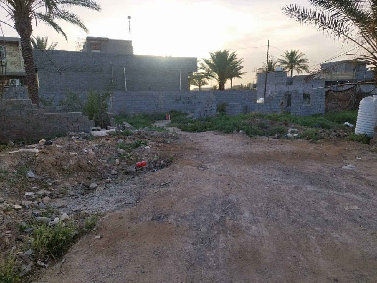 السلام عليكم قطعه ارض زراعي للبيع مساحه ٤٥٠متر كامله مجاري مي كهرباء تبليط حي كامل مبني بيهاا مكانهاا المحمودية حي المعامره مقابيل حي الجزائر رقم صاحب القطعه ***********

