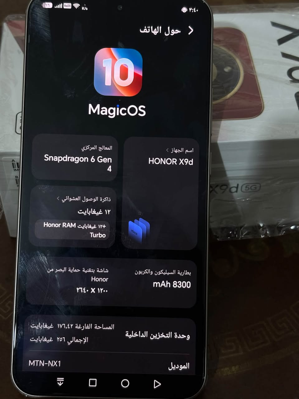 هونر x9d
تلفون غني عن التعريف و ألون المميز 
صاحب البطارية 8300 جهاز بعدة بل جيس ما مستخدم 3 ايام فقط مشحون مرة وحدة الذاكرة الداخلية 12+12 يعني 24 و الذاكرة الخارجية256  سبب البيع عندي عملية واخذتة بل اقساط 
السعر 500 وبي مجال بسيط مكان شهربان تجي تشوفة كدام عينك يلة تأخذة 
***********

نص مكتوب في الصور:
- حول الهاتف MagicOS المعالج المركزي Snapdragon 6 Gen 4 اسم الجهاز HONOR X9d ذاكرة الوصول العشوائي ١٢ غيغابايت +١٢ غيغابايت Honor RAM Turbo بطارية السيليكون والكربون mAh 8300 شاشة بتقنية حماية البصر من Honor ١٢٠٠ X ٢٦٤٠ وحدة التخزين الداخلية المساحة الفارغة ١٧٦,٤٢ غيغابايت الإجمالي ٢٥٦ غيغابايت الموديل MTN-NX1