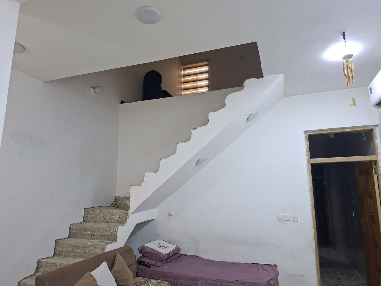 السلام عليكم بيت للبيع سكينه شارع مكاتب ٢ع١١ خلف صيدلية الركن الابيض الفرع الاول مساحه ١٠٠م بناء حديث طابق ونص  
للاستفسار ***********
