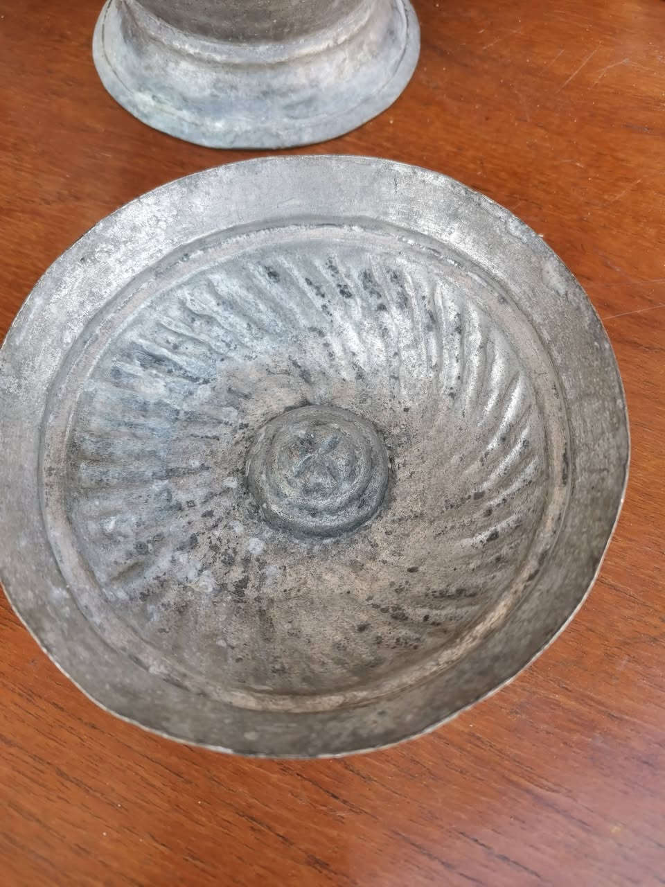 السلام عليكم ابريق نحاس  قديم مع طاسه صغيره من النوادر حجم صغيرللمهتمين العنوان موصل للاستفسار الاتصال على الرقم ***********
