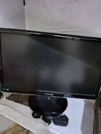شاشة pc نوع سامسونج حجم 26 إنش منافذ HD / VGA  سعرها 50 ألف  /////////...