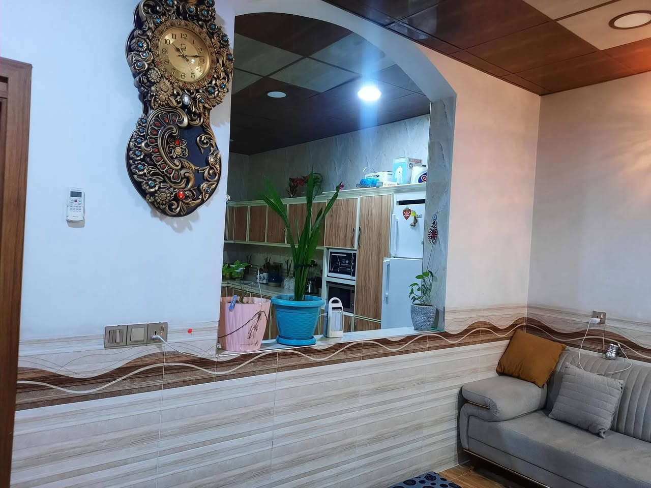 دار 100 متر طابقين للبيع درج خارجي شوراو بارتي قرب جامع طريق الجنه شارع عشرين متر صب خدمات كامل ماؤ بين يوم ويوم ويوجد بئر ارتوازي امام البيت يعني ابحياتك ماتحتاج ماي سعره 55 مليون للاستفسار *********** حاليا البيت فارغ
