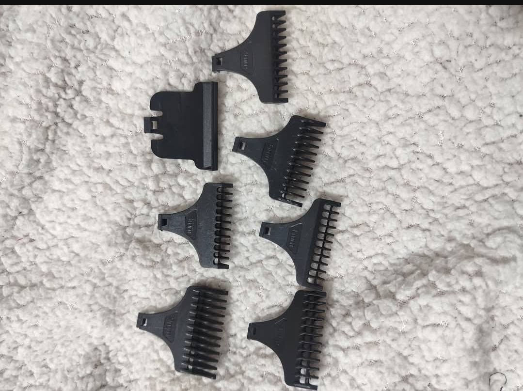 [للبيع] ماكينة حلاقة وتحديد رقمية قابلة للشحن (Digital Hair Clipper & Trimmer)
​ماكينة حلاقة وتحديد احترافية بتصميم معدني كلاسيكي منقوش، مزودة بشاشة رقمية لعرض نسبة البطارية وشحن سريع عبر منفذ Type-C. مثالية لتحديد اللحية، التنعيم، وحلاقة الشعر بكل دقة.
​أهم الميزات والمواصفات:
✅ الشاشة الرقمية: مزودة بشاشة LED تعرض نسبة شحن البطارية المتبقية بوضوح.
✅ الشحن والتغذية: تدعم الشحن السريع عبر منفذ Type-C (كابل الشحن مرفق).
✅ تصميم هيكل معدني: جسم معدني متين بتنقش كلاسيكي ذهبي أنيق مع مقبض مريح يمنع الانزلاق.
✅ شفرات حادة: شفرات حادة وقوية على شكل T مخصصة للتحديد الدقيق (Gradient Carving & Sculpting).
✅ ملحقات متكاملة:
​7 أمشاط تدرج بمقاسات مختلفة لتحديد وتحفيف الشعر واللحية.
​فرشاة تنظيف صغيرة.
​كابل شحن Type-C.
✅ الحالة: جديدة تماماً داخل العلبة.
​💰 السعر: 15,000 مع توصيل 
​📲 للتواصل عبر الواتساب: ***********
