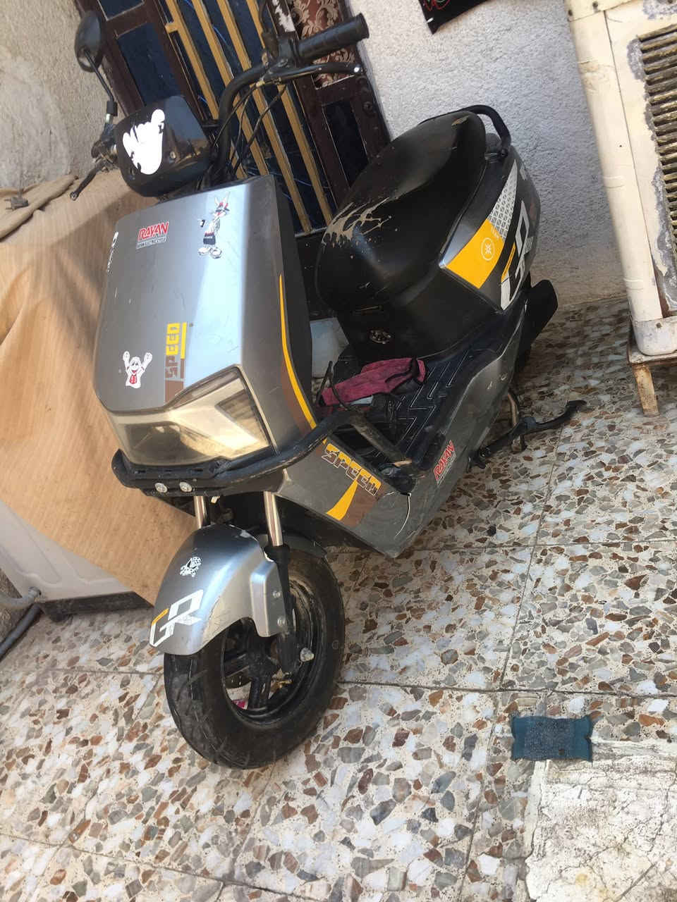 السلام عليكم للبيع دراجه شحن الريان دراجه شغاله خير من الله 6بطاريات دبل السعر350 وبيه مجال الطيبين مكاني بغداد البلديات هذا رقمي ***********
