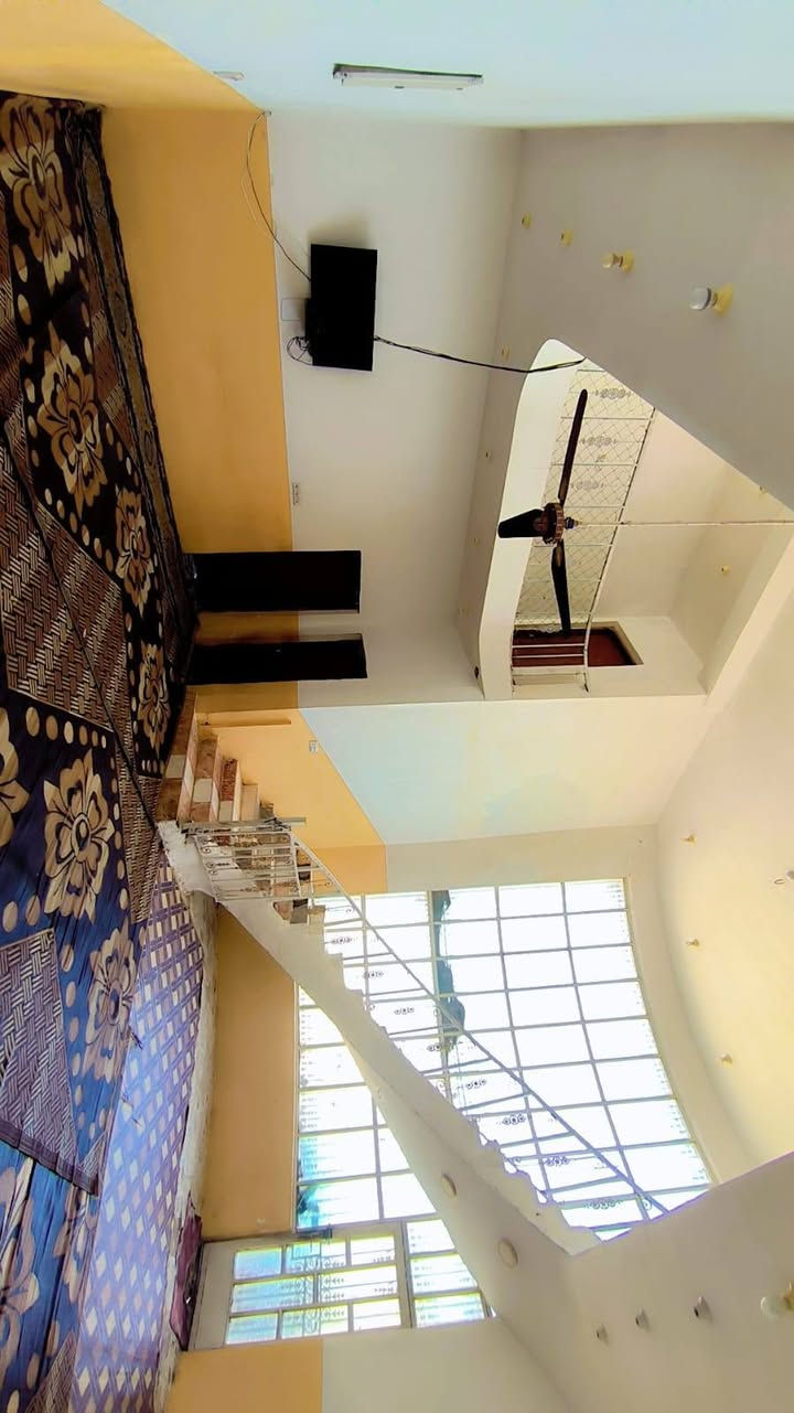 بيت طابقين للبيع/ استقبال 12×4 سقوف ثانوية مطبگ سيراميك وبورسلين الارضيه /المطبخ 5*5سيراميك لسقف صاله كبيرة كلش مفتوحة على الطبق الثاني/ غرفة عدد 6 القياس 6*4 كلهن نفس القياس حمامت وتوليتات ومغاسل مساحة البيت 400 متر طارمة حديقة گدام البيت نص دونم الخدمات ماء ئساله تبليط يوصل الباب البيت مدارس بتدائية و متوسطة البيت يرهم حسينيه ويرهم مدرسه اهليه بناء حديث الاتصال والوتساب والاستفسار ***********

نص مكتوب في الصور:
- REDMI NOTE 8 PRO AI QUAD CAMERA