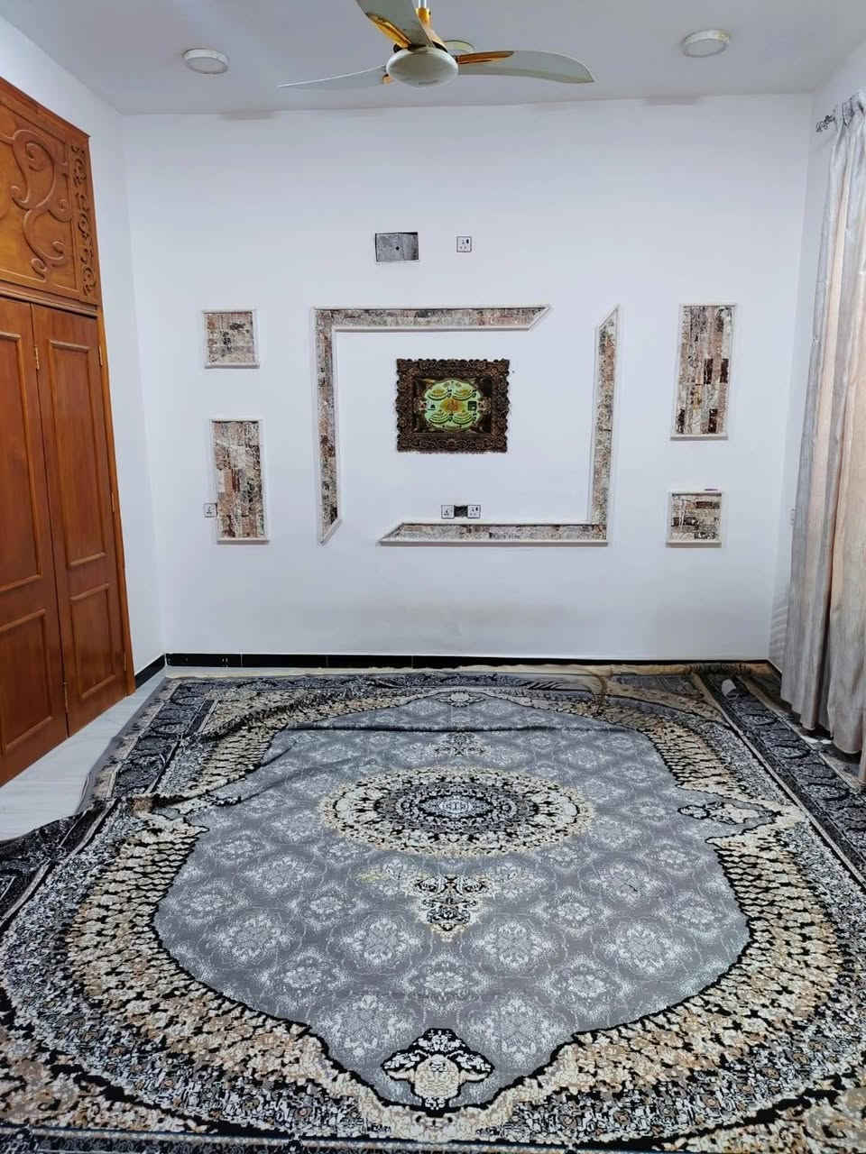 البيت للبيع 
المساحة: ٢٥٠ متر
الموقع: مجمع الدوح السكني_شارع النخيل
الصفات:بناء شخصي يتألف من غرفتين نوم صالة مجمع صحي داخلي مجمع صحي خارجي
استقبال مطبخ حراري +بارد
محل خارجي بأبعاد(٧*4)
طابق ثاني واصل الى مرحلة الانهائات غرفتين نوم وصالة وحمامات مسقوف وكامل فقط الانهائات
بناء سنة ٢٠٢٢
السعر:الكلي ٢٢٠ مليون مطلوب اسكان ٦٠ مليون 
صافي السعر المطلوب ١٦٠ مليون لشراء يراجع مكتب الناجح للعقارات السماوة حي الحكم قرب مرطبات فستقه 
*********** بي واتساب
