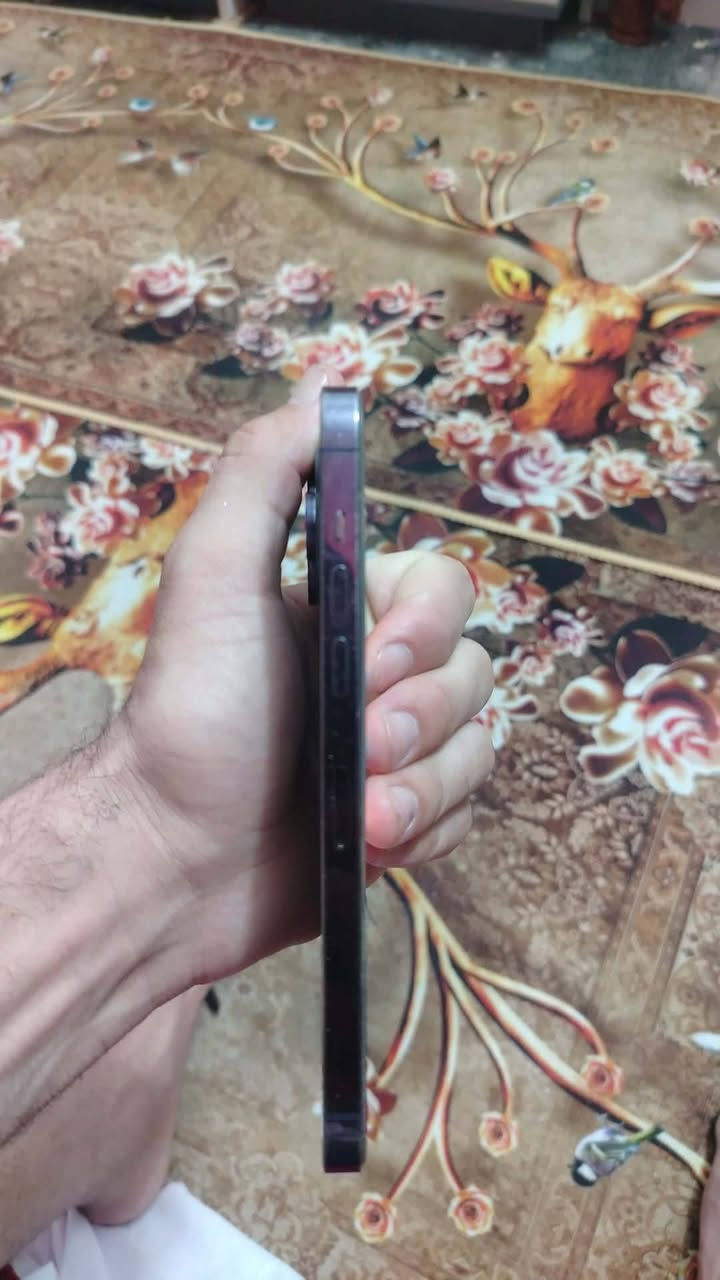 شاشسلام عليكم ايفون 14 شرق لوسط للبيع نضافه فول وبطاريه 88 بدون اي رفع بس الجهاز مبدل بي شاشه وكاله وبي نقطه سودا فوك مثل ما موضحلكم الشراي يراسني او يتصل عليه ***********
