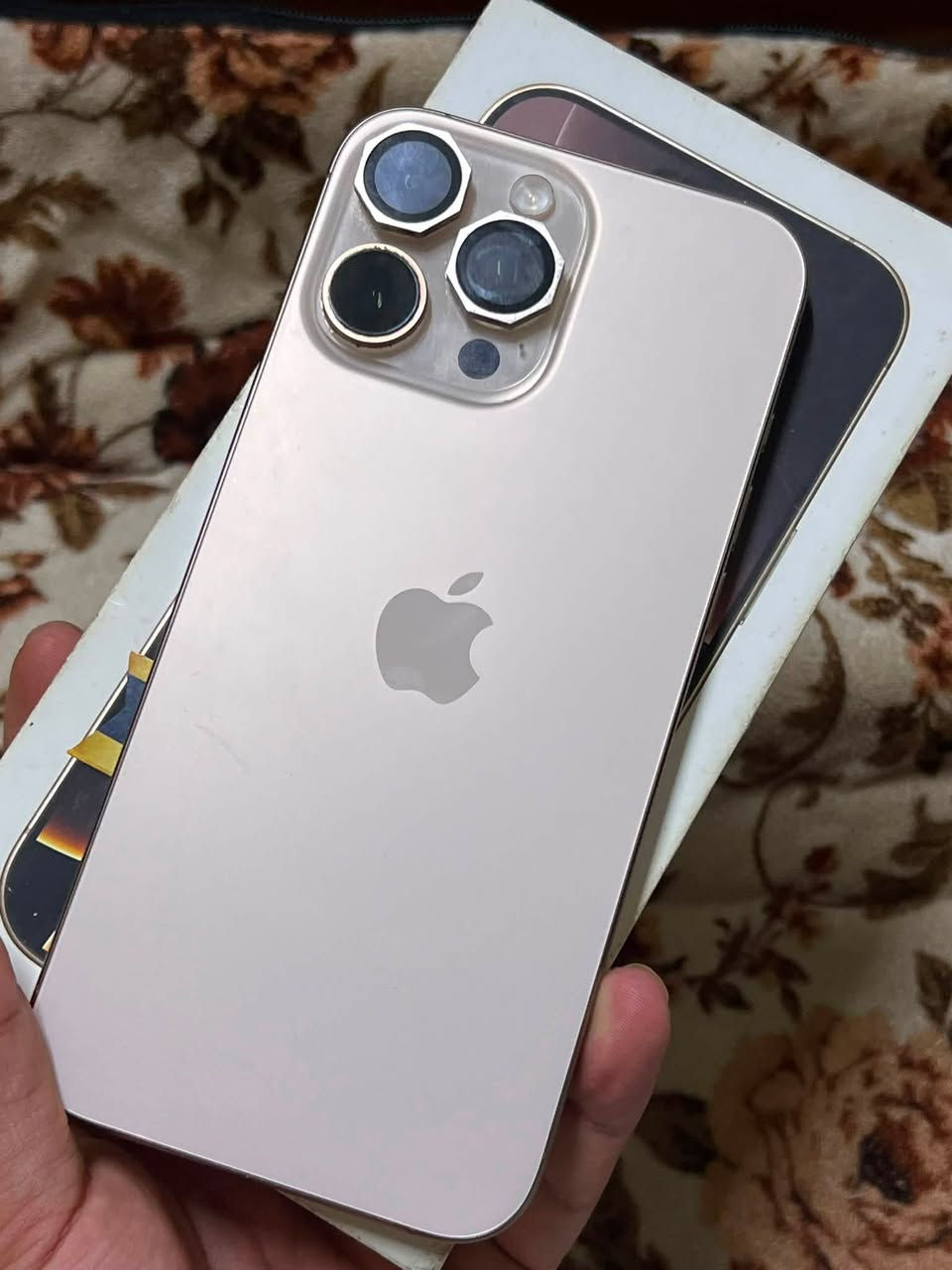 16 Pro Max 
بطارية 90 
ذاكرة 256 
جهاز نضيف برغي مامفتوح 
كامل ملحقات 
السعر 1350 
الاتصال ***********
