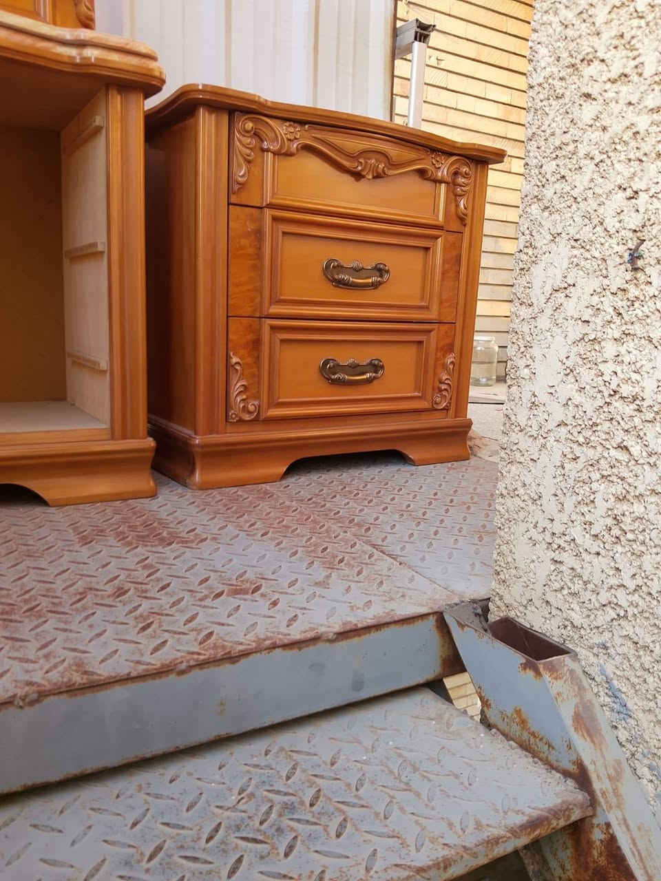 غرفه ماليزي نضيفه بس بدون صوميا وباب الكنتور بي ضرب بسيط ب600 وبيها مجال العنوان صلاح الدين الدجيل حي عسكري ***********
