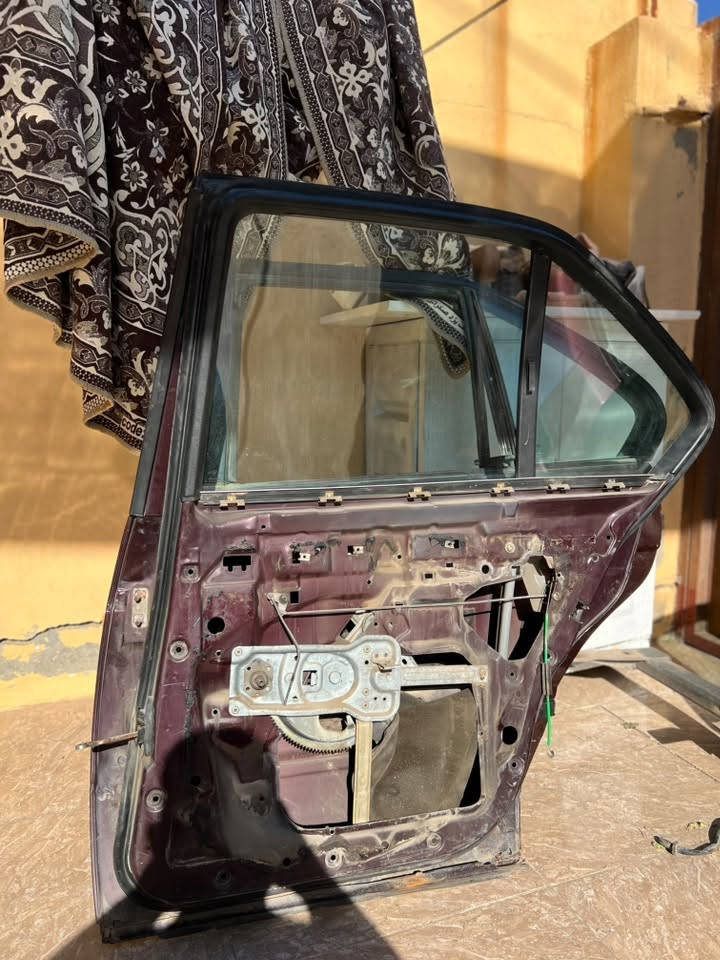 سلام علیک برایان
ئەم دەراگایانە بۆ فرۆشتن بەلاش بەلاش 
٣ دانە دەرگای دواوە دانەی ٢٥٠٠٠ 
١ دەرگای سایەق کاملی ئەشیای پێوەیە ٧٠ هەزار
لە ڕانیەم کێ ویستی تەلەفۆن بکات
***********
