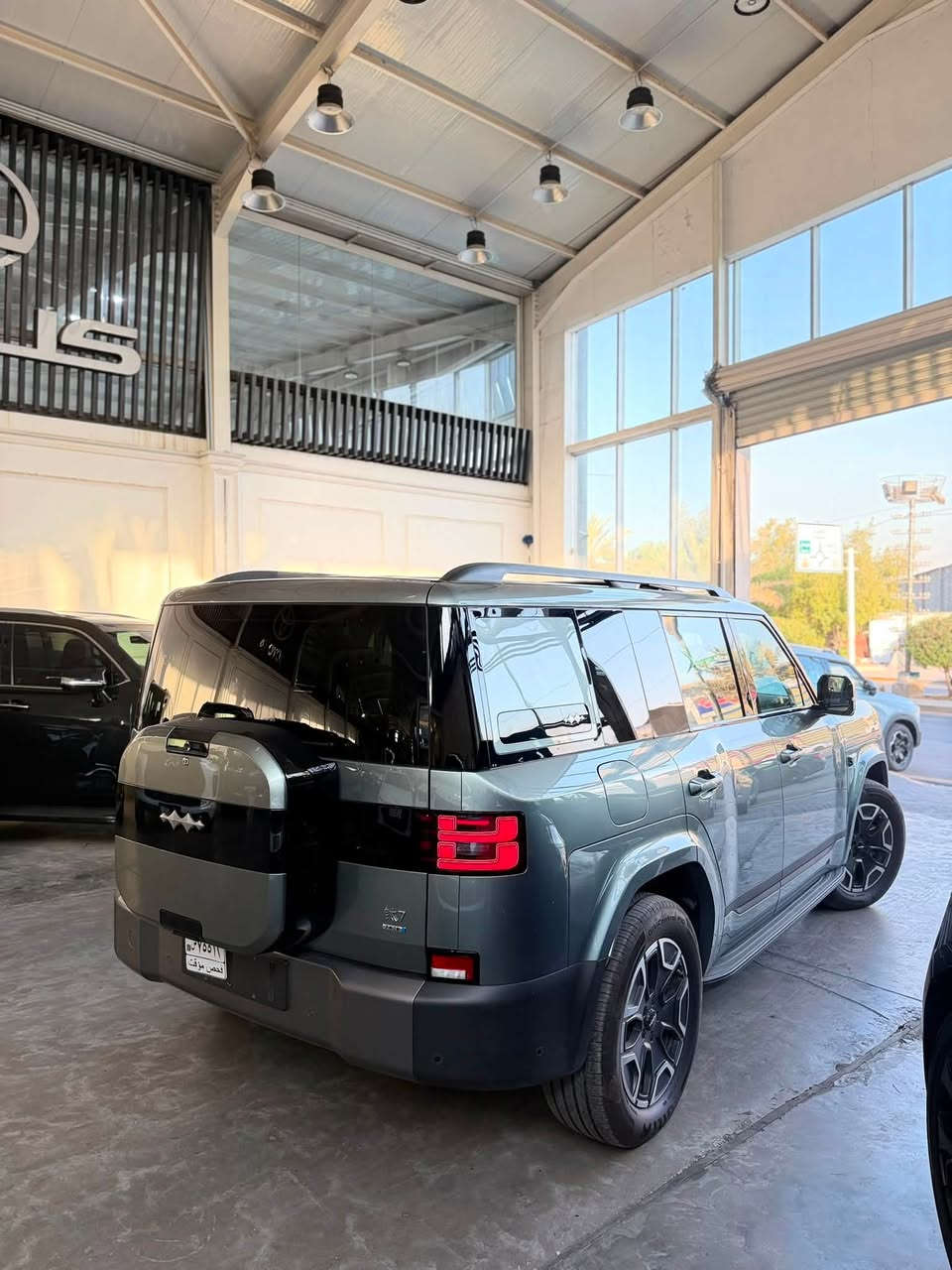 Byd ليوبارد 7
2025 زيرو 
مواصفات 
بانوراما
داخل جلد ابيض
كشنات تدفئة وتبريد 4 مقاعد 
البطارية: plug-in hybrid
كامرات عدد 13 كامرة 
مساج كشنات 
5راكب 
والسعر 56,000,000 دينار عراقي فقط🔥 
مكان السيارة بغداد الكاظمية جكوك 
***********
ومتوفر اللون السمائي ايضاً🔥🔥
