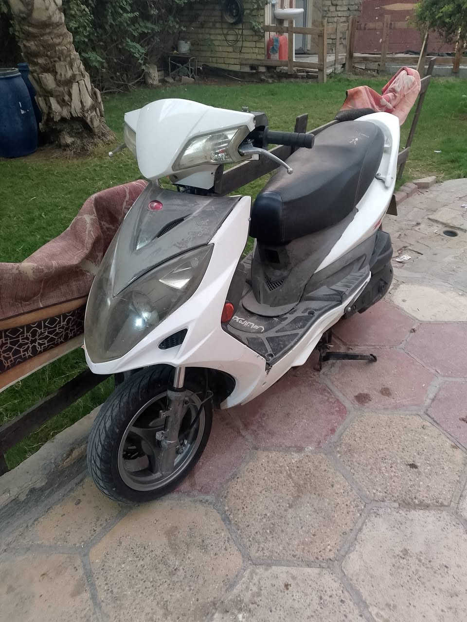 دراجه كونكو حديثه للبيع كوم حديد ب 300 وبيها مجال *********** غير متواجد على الفيس
