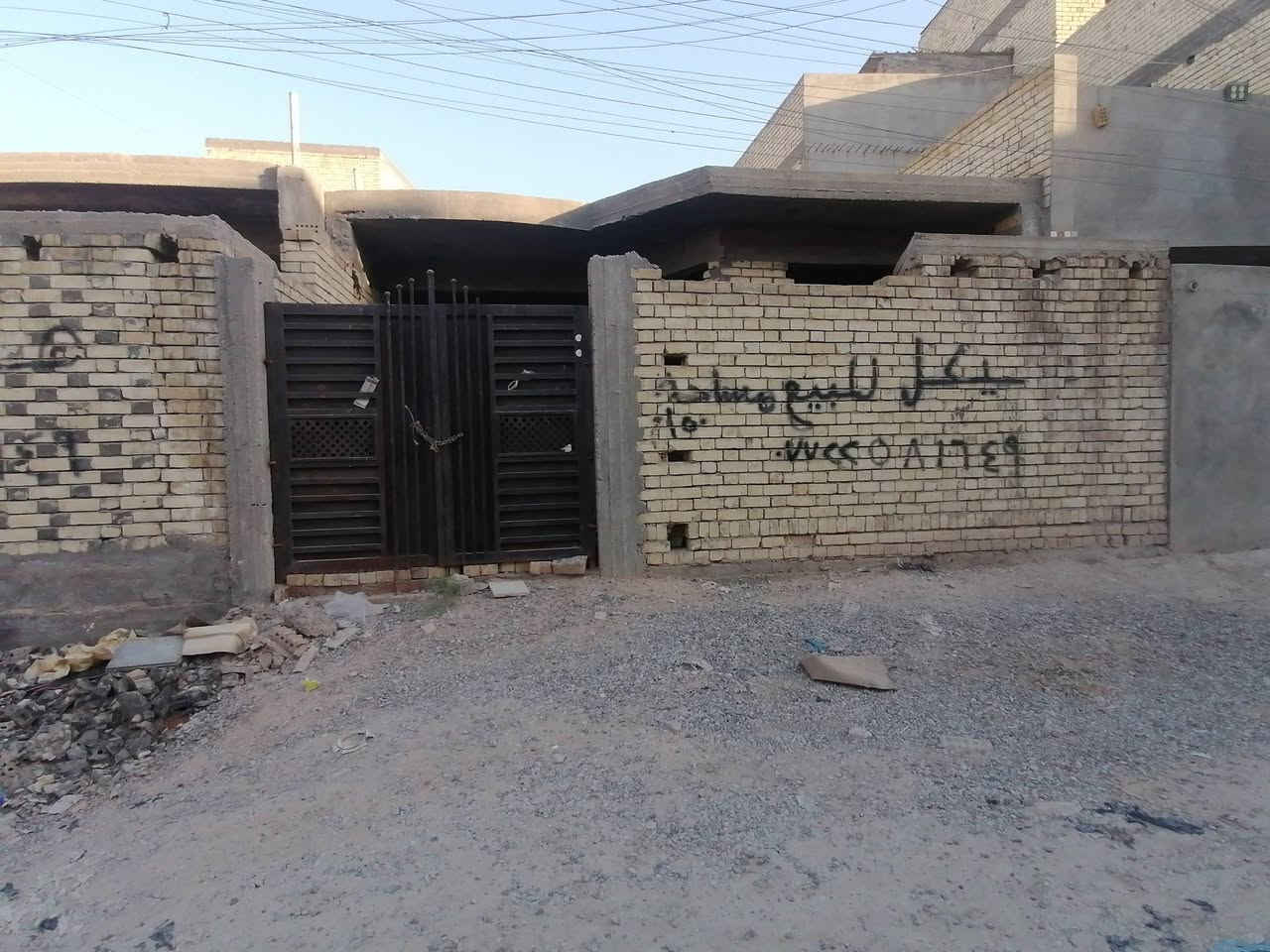 السلام عليكم هياكل  عدد ٢  مساحة  كل هيكل 150م يحتوي كل هيكل عدد غرف 2 صالة خدمات  
مبطخ ستقبال بناء حديث مقاطعة 2/8   بصف مقاطعة2/9 استفسار واتساب ***********
