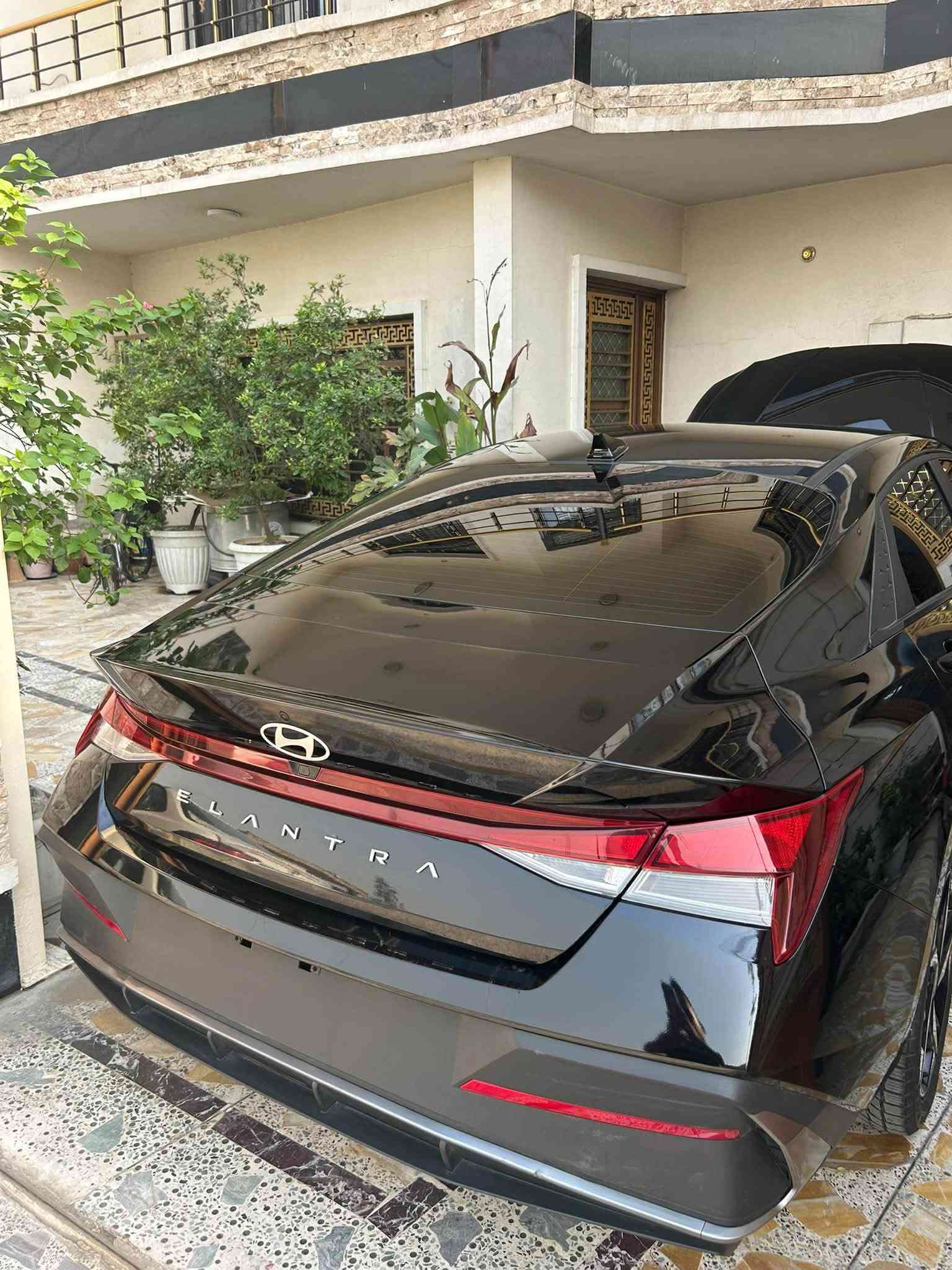 السلام عليكم (للبيع )
النترا موديل 2025 لون اسود   
دخول جديد بدون رقم 
حادثها موضح بالصور  دعامية  فقط  يعني كلين لا صبغ ولا بارد بدوووون إرباك 
الشاصي والدواخل سليمه 100‎%‎ 
كل قطعها بلاديه وبدون تبديل اي قطعه
المواصفات 
 
🔹 بصمة تشغيل + بصمة ابواب + صندوق ذكي يفتح عند الاقتراب 
🔹دشبول الكتروني 
🔹محرك 2000 دوش المرغوب
🔹فول رادارات 360 درجه+تدفئهبالمسنات & استيرن 
🔹كامره خلفيه + سستم صوت 
🔹كشنات مخمل + تشغيل عن بعد
🔹ويل كب سبورت رياضي بلادي 
وباقي المواصفات المعروفه 
السيارة بدون اي رباك بدون اي حادث على الفحص 
السعر ١٣٩
مكان السيارة بغداد البنوكً
***********
