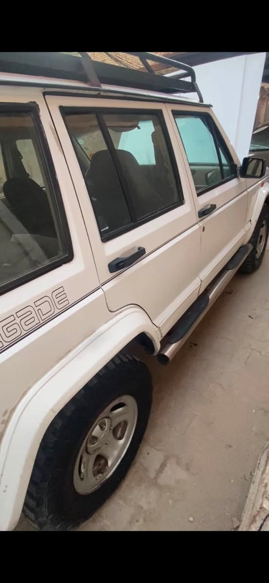جيب للبيع موديل 90 رقم دولي سيارة جاهزه لاضربه لاصبغ كهربائيات جاهزه السياره بيه ملاحضه الكير ياخر فقط  ويتصلح باقي جاهز مابيه اي شي ورجاءً الي مايشتري لايواعد واليوم وباجر وجايك سعره ب38 وبيه مجال للشراي  
***********
